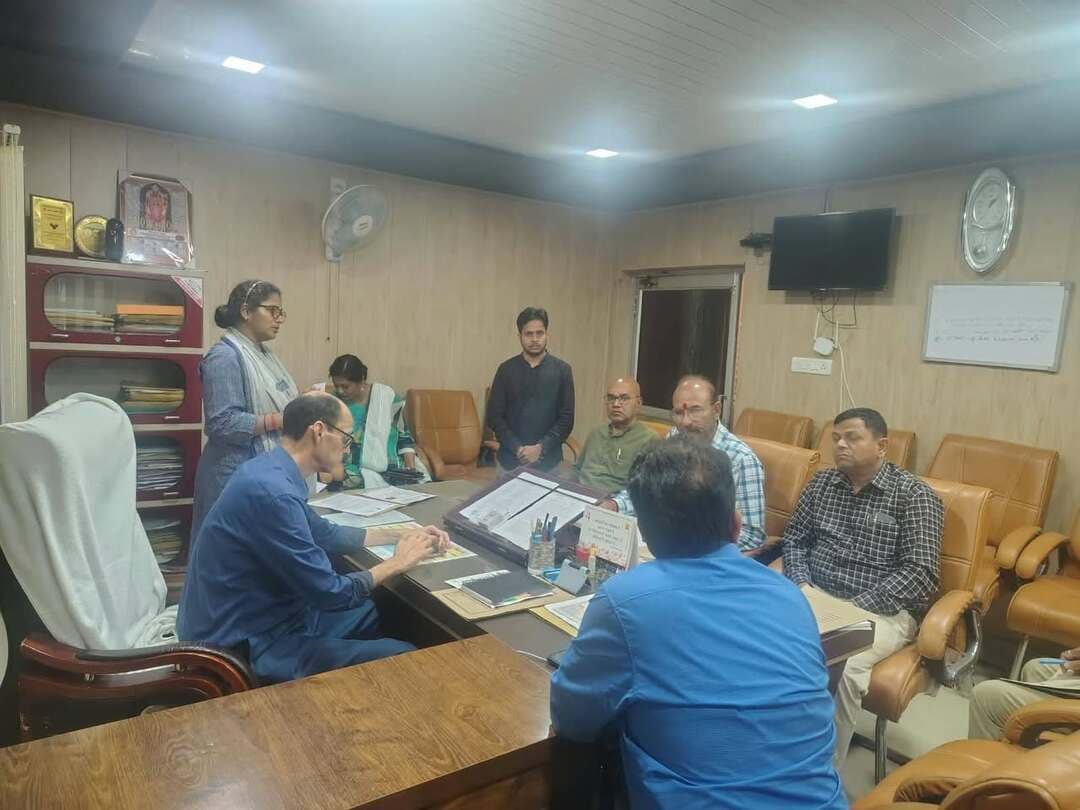 _*तम्बाकू मुक्त युवा अभियान को लेकर सीएमओ की अध्यक्षता में हुई बैठक, दो माह तक चलेगा विशेष अभियान*_
*रायबरेली- 31 अक्टूबर 2026*
मुख्य चिकित्सा अधिकारी डॉ. मनोज शुक्ला की अध्यक्षता में कार्यालय मुख्य चिकित्सा अधिकारी, रायबरेली में तम्बाकू नियंत्रण प्रकोष्ठ के तत्वावधान में तम्बाकू मुक्त युवा अभियान के सफल संचालन को लेकर संबंधित स्टेकहोल्डर विभागों की समन्वय बैठक आयोजित की गई। अभियान 28 अक्टूबर 2026 से आगामी दो माह तक संचालित किया जाएगा।
बैठक में तम्बाकू नियंत्रण प्रकोष्ठ के नोडल अधिकारी डॉ. अरुण कुमार ने अभियान के अंतर्गत प्रस्तावित गतिविधियों की विस्तृत जानकारी देते हुए सभी विभागों की जिम्मेदारियों से अवगत कराया। उन्होंने बताया कि अभियान के दौरान शिक्षा विभाग द्वारा 1100 शिक्षण संस्थानों को तम्बाकू मुक्त शिक्षण संस्थान (TOFEI) ऑपरेशनल गाइडलाइन के तहत तम्बाकू मुक्त बनाया जाएगा। वहीं, पंचायती राज विभाग के माध्यम से 100 गांवों को तम्बाकू मुक्त बनाने तथा पुलिस विभाग द्वारा 80 प्रवर्तन अभियान एवं गतिविधियां संचालित की जाएंगी।
उन्होंने संबंधित विभागों को अभियान के प्रचार-प्रसार एवं प्रभावी क्रियान्वयन के लिए बैनर, हैंडबिल तथा कोटपा अधिनियम-2003 की धारा 4 एवं धारा 6 (बी) से संबंधित साइनेज उपलब्ध कराने की जानकारी दी। साथ ही सभी विभागों को प्रतिदिन की गतिविधियों की रिपोर्ट तम्बाकू नियंत्रण प्रकोष्ठ के एमआईएस पोर्टल पर अपलोड करने तथा साप्ताहिक हार्डकॉपी रिपोर्ट कार्यालय में उपलब्ध कराने के निर्देशों से अवगत कराया।
जिला सलाहकार पूनम ने अधिकारियों को कोटपा अधिनियम-2003 के अंतर्गत जुर्माना बुकलेट एवं मासिक जुर्माना रिपोर्टिंग प्रक्रिया की जानकारी दी। अभियान की गतिविधियों की नियमित निगरानी एवं सूचनाओं के आदान-प्रदान के लिए व्हाट्सऐप रिपोर्टिंग ग्रुप भी बनाया गया। इसके माध्यम से सभी विभाग प्रतिदिन की गई गतिविधियों की रिपोर्ट साझा करेंगे।
बैठक में उपस्थित सभी संबंधित विभागों के अधिकारियों ने अभियान के सफल संचालन में पूर्ण सहयोग प्रदान करने की सहमति व्यक्त की।