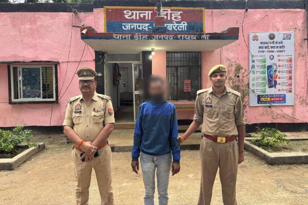 रायबरेली के डीह थाना क्षेत्र में महिला से कथित दुष्कर्म के मामले में पुलिस ने नामजद आरोपी को गिरफ्तार कर न्यायिक अभिरक्षा में भेज दिया है। पुलिस के मुताबिक घटना 30 अक्टूबर की है, जबकि पीड़िता की तहरीर के आधार पर मुकदमा दर्ज कर कार्रवाई की गई।
रायबरेली पुलिस के अनुसार पीड़िता ने डीह थाने में तहरीर देकर आरोप लगाया कि नारायणपुर निवासी देशराज गुप्ता ने उसका हाथ पकड़कर अपने घर के अंदर ले जाकर दरवाजा बंद कर लिया। आरोप है कि आरोपी की पत्नी सावित्री ने बाहर से भी दरवाजा बंद कर दिया। पीड़िता का आरोप है कि उसे बंधक बनाकर उसके साथ दुष्कर्म किया गया।
शिकायत के आधार पर डीह पुलिस ने मुकदमा अपराध संख्या 207/2026 में बीएनएस की धारा 64(1), 61(2) और 127(2) के तहत मामला दर्ज कर जांच शुरू की।
पुलिस अधीक्षक रवि कुमार के निर्देशन में अपराधियों के खिलाफ चलाए जा रहे अभियान के तहत 31 अक्टूबर को डीह पुलिस ने मामले में वांछित आरोपी देशराज पुत्र मेवालाल, निवासी नारायणपुर को गिरफ्तार किया।
पुलिस ने आवश्यक विधिक कार्रवाई पूरी करने के बाद आरोपी को न्यायिक अभिरक्षा में भेज दिया है। मामले में आगे की विवेचना जारी है।