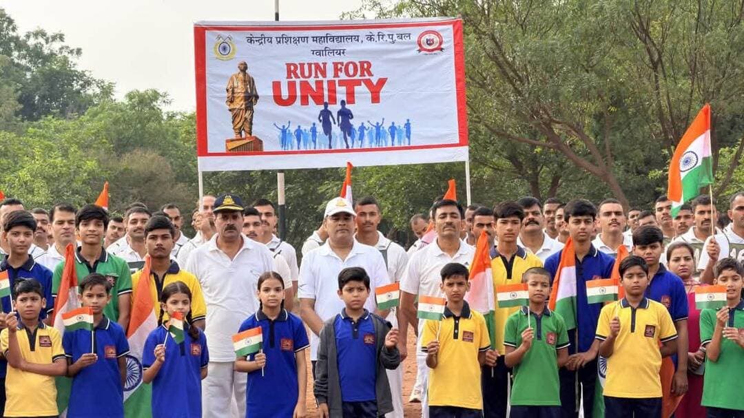 सीआरपीएफ के केन्द्रीय प्रशिक्षण महाविद्यालय में हुआ “रन फॉर यूनिटी” का आयोजन
सीआरपीएफ के अधिकारियों एवं जवानों ने ली राष्ट्रीय एकता की शपथ
“एकता ही हमारी शक्ति है और विविधता ही हमारा गौरव है” के मूल मंत्र के साथ सीआरपीएफ के केन्द्रीय प्रशिक्षण महाविद्यालय में लौह पुरुष सरदार वल्लभ भाई पटेल की जयंती मनाई गई। इस अवसर पर “रन फॉर यूनिटी” का आयोजन किया गया। जिसमें केन्द्रीय सुरक्षा बल के जवानों व बच्चों ने उत्साहपूर्वक भाग लेकर राष्ट्रीय एकता का संदेश दिया।
राष्ट्रीय एकता दिवस पर आयोजित हुए कार्यक्रम में सीआरपीएफ के केन्द्रीय प्रशिक्षण महाविद्यालय के प्राचार्य एवं पुलिस महानिरीक्षक श्री अनिल कुमार सिंह ने अधिकारियों व जवानों को राष्ट्रीय एकता की शपथ दिलाई। सभी ने इस अवसर पर राष्ट्र की एकता, अखण्डता और सुरक्षा को अक्षुण्ण बनाए रखने के लिये अपनी प्रतिबद्धता को दोहराया।
#Gwalior
#RunForUnity
#SardarVallabhaiPatel
PRO Gwalior
Jansampark Madhya Pradesh
CM Madhya Pradesh
