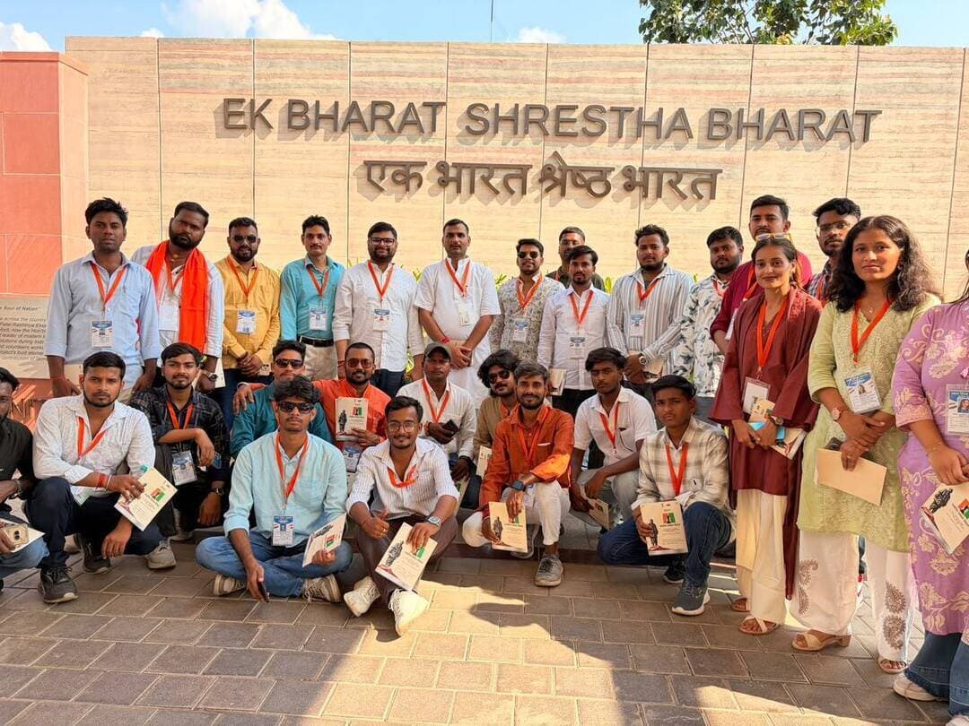 राष्ट्रीय एकता दिवस पर केवड़िया के एकता नगर में आयोजित कार्यक्रम में शामिल हुए गया के विशेष आमंत्रित प्रतिभागी
गुजरात। सरदार वल्लभभाई पटेल की जयंती एवं राष्ट्रीय एकता दिवस के अवसर पर गुजरात के नर्मदा जिले के केवड़िया स्थित एकता नगर में भव्य कार्यक्रम का आयोजन किया गया। इस वर्ष कार्यक्रम की मुख्य थीम ‘नक्सलमुक्त भारत’ रखी गई है।
कार्यक्रम के संबंध में जिला से आए नोडल पदाधिकारी आकाश कुमार ने बताया कि पहले सत्र में प्रतिभागियों को लौह पुरुष सरदार वल्लभभाई पटेल की विश्वप्रसिद्ध प्रतिमा ‘स्टैच्यू ऑफ यूनिटी’ का परिभ्रमण कराया गया। इस दौरान प्रतिभागियों ने सरदार पटेल के जीवन, व्यक्तित्व एवं राष्ट्र निर्माण में उनके योगदान से जुड़ी महत्वपूर्ण जानकारियां प्राप्त कीं।
वहीं, दूसरे सत्र में बिहार के गया जिले से आए विशेष आमंत्रित प्रतिभागियों ने कार्यक्रम में सहभागिता की। कार्यक्रम के प्रथम दिन प्रधानमंत्री नरेंद्र मोदी की उपस्थिति में राष्ट्रीय नाट्य विद्यालय, दिल्ली के कलाकारों द्वारा बंकिमचंद्र चट्टोपाध्याय रचित प्रसिद्ध उपन्यास ‘आनंदमठ’ का नाट्य मंचन किया गया।
इस अवसर पर कार्यक्रम के प्रतिभागियों के समन्वयक एवं समाजसेवी अनंत धीश अमन ने कहा कि सरदार वल्लभभाई पटेल के कृतित्व एवं व्यक्तित्व से हम सभी को प्रेरणा लेनी चाहिए। उन्होंने देश की एकता, अखंडता और राष्ट्र निर्माण के लिए उनके योगदान को स्मरण करते हुए कहा कि उनके आदर्शों को अपने जीवन में आत्मसात करना हम सभी का दायित्व है।
राष्ट्रीय एकता दिवस का यह आयोजन देश की एकता, अखंडता और सामाजिक समरसता के संदेश को जन-जन तक पहुंचाने का महत्वपूर्ण अवसर बना।
CMO Bihar Samrat Choudhary Information & Public Relations Department, Government of Bihar DD News Bihar Press Information Bureau - PIB, Government of India All India Radio News