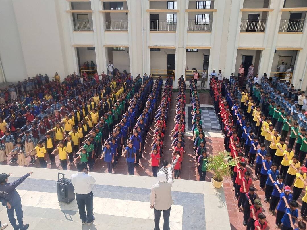 सान्दीपनि विद्यालय टेमला में राष्ट्रीय एकता दिवस पर विविध गतिविधियां आयोजित
________________
रंगोली एवं भाषण प्रतियोगिता के माध्यम से विद्यार्थियों ने दिया एकता और अखंडता का संदेश
________________
कैरियर मार्गदर्शन सत्र में विद्यार्थियों को विमानन क्षेत्र में शिक्षा एवं रोजगार की संभावनाओं की दी जानकारी
________________
खरगोन 31 अक्टूबर 2026। सान्दीपनि विद्यालय टेमला में राष्ट्रीय एकता दिवस के अवसर पर विभिन्न सांस्कृतिक एवं रचनात्मक गतिविधियों का आयोजन किया गया। इस दौरान विद्यार्थियों ने रंगोली एवं भाषण प्रतियोगिता में उत्साहपूर्वक भाग लेकर राष्ट्रीय एकता, अखंडता एवं भाईचारे का संदेश दिया। इस अवसर पर विद्यालय परिसर को आकर्षक रोशनी से सजाया गया। विद्यार्थियों एवं विद्यालय स्टाफ ने राष्ट्रीय एकता दिवस की शपथ लेकर देश की एकता, अखंडता एवं सुरक्षा बनाए रखने के प्रति समर्पित रहने का संकल्प लिया।
कार्यक्रम के अंतर्गत विद्यार्थियों के लिए कैरियर मार्गदर्शन सत्र भी आयोजित किया गया। इसमें रेडविंग्स एयरो टेक्नीक, भोपाल के श्री कुनाल सिंह ने एयरक्राफ्ट मेंटेनेंस इंजीनियरिंग (एएमई) सहित विमानन क्षेत्र में शिक्षा एवं रोजगार की संभावनाओं के बारे में विस्तार से जानकारी दी। उन्होंने बताया कि खरगोन में एयर स्ट्रिप एवं फ्लाइंग क्लब स्वीकृत हो चुका है, जहां शीघ्र ही एयरक्राफ्ट मेंटेनेंस एवं पायलट प्रशिक्षण प्रारंभ होने जा रहा है। उन्होंने बताया कि संबंधित पाठ्यक्रम नागरिक उड्डयन महानिदेशालय (डीजीसीए) से स्वीकृत हैं। कक्षा 12वीं गणित संकाय के विद्यार्थी प्रवेश परीक्षा के माध्यम से इन पाठ्यक्रमों में प्रवेश प्राप्त कर सकते हैं। विमानन क्षेत्र में विद्यार्थियों के लिए रोजगार एवं प्लेसमेंट की भी अच्छी संभावनाएं हैं।
इस अवसर पर विद्यालय के प्राचार्य श्री अशोक सिंह पंवार, कैरियर मार्गदर्शन प्रभारी श्री योगेश गर्दे, सांस्कृतिक प्रभारी श्रीमती पार्वती पाटीदार, उप प्रभारी सुश्री सोनाली सुगंधी, सुश्री साधना सक्सेना एवं श्रीमती ललिता पंवार सहित विद्यालय का स्टाफ एवं विद्यार्थी उपस्थित रहे। विद्यालय प्रबंधन ने कहा कि इस प्रकार के आयोजन विद्यार्थियों में राष्ट्रप्रेम एवं एकता की भावना विकसित करने के साथ ही उन्हें भविष्य के कैरियर विकल्पों के प्रति जागरूक बनाने में महत्वपूर्ण भूमिका निभाते हैं।
#JansamparkMP #khargone