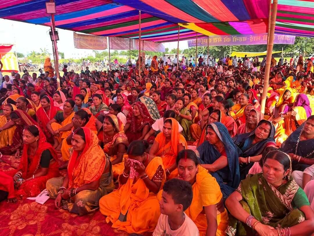 फुलबरिया बाजार में शिव चर्चा का आयोजन
टेढ़ागाछ। प्रखंड क्षेत्र के फुलबरिया बाजार में एक दिवसीय शिव चर्चा का आयोजन किया गया। इसमें बड़ी संख्या में श्रद्धालुओं ने भाग लिया। कार्यक्रम के दौरान भगवान शिव की महिमा का गुणगान किया गया। शिव भक्तों ने कहा कि शिव भक्ति सत्य, सदाचार, प्रेम और भाईचारे का संदेश देती है। आयोजन से क्षेत्र में भक्तिमय माहौल बना रहा तथा श्रद्धालुओं को धार्मिक और आध्यात्मिक विचारों से जुड़ने का अवसर मिला।