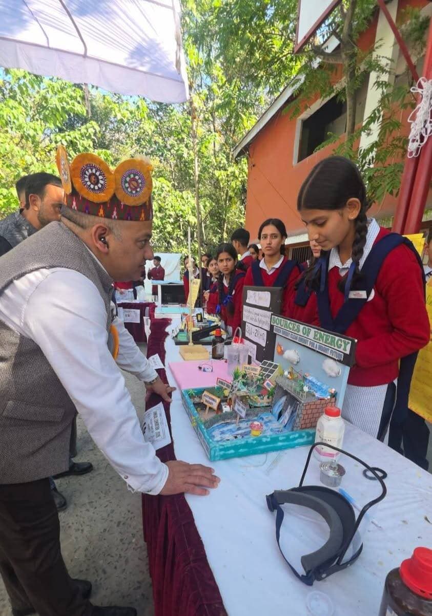 *पीएम श्री जवाहर नवोदय विद्यालय सरोल में मॉडल प्रतियोगिता आयोजित, विधायक डॉ. जनक राज ने मेधावी विद्यार्थियों को किया सम्मानित*
हिमाचल 84 टीवी ब्यूरो चंबा।
पीएम श्री जवाहर नवोदय विद्यालय सरोल, चंबा में मॉडल प्रतियोगिता का आयोजन किया गया। प्रतियोगिता में विद्यार्थियों ने उत्साहपूर्वक भाग लेते हुए अपनी प्रतिभा और रचनात्मक कौशल का प्रदर्शन किया। प्रतियोगिता में उत्कृष्ट प्रदर्शन करने वाले प्रथम, द्वितीय और तृतीय स्थान प्राप्त करने वाले विद्यार्थियों को भरमौर-पांगी विधानसभा क्षेत्र के विधायक डॉ. जनक राज ने सम्मानित किया।
इस अवसर पर विधायक डॉ. जनक राज ने विद्यार्थियों की प्रतिभा की सराहना करते हुए कहा कि इस प्रकार की प्रतियोगिताएं बच्चों में वैज्ञानिक सोच, नवाचार, रचनात्मकता और आत्मविश्वास को बढ़ावा देती हैं। विद्यार्थियों को पढ़ाई के साथ-साथ ऐसी गतिविधियों में भी बढ़-चढ़कर भाग लेना चाहिए, जिससे उनके सर्वांगीण विकास को प्रोत्साहन मिले।
उन्होंने प्रतियोगिता में भाग लेने वाले सभी विद्यार्थियों को बधाई देते हुए प्रथम, द्वितीय एवं तृतीय स्थान हासिल करने वाले प्रतिभागियों के उज्ज्वल भविष्य की कामना की। उन्होंने कहा कि विद्यार्थियों की मेहनत, लगन और प्रतिभा ही उन्हें जीवन में नई ऊंचाइयों तक पहुंचाने का आधार बनती है।