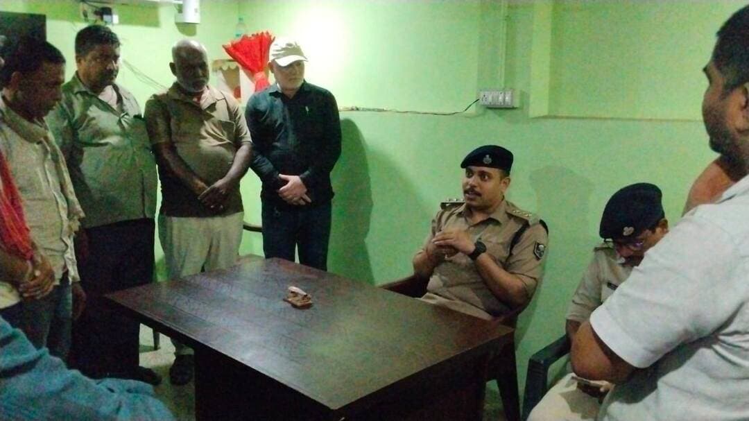 🚦 समस्तीपुर में नो हॉर्न जोन विकसित करने की पहल | सड़क सुरक्षा एवं ध्वनि प्रदूषण नियंत्रण
आज दिनांक 31 अक्टूबर 2026 को बस स्टैंड, समस्तीपुर में पुलिस उपाधीक्षक (यातायात) श्री अभिषेक चौबे द्वारा निजी बस संचालकों, बस चालकों, ट्रक यूनियन एवं उनके प्रतिनिधियों के साथ बैठक कर जिला न्यायालय, अनुमंडल कार्यालय, समाहरणालय, सदर अस्पताल से लेकर बारह पत्थर चौक तक के मार्ग को 'नो हॉर्न जोन' के रूप में विकसित करने के संबंध में जागरूक किया गया।
इस दौरान सभी वाहन संचालकों एवं चालकों से अनावश्यक हॉर्न का प्रयोग नहीं करने तथा ध्वनि प्रदूषण पर नियंत्रण रखने में सहयोग की अपील की गई।
संबंधित कार्रवाई हेतु अग्रिम प्रस्ताव अनुमंडल पदाधिकारी, सदर को भेजा गया है।
#NoHornZone #RoadSafety #TrafficAwareness #NoisePollution #SamastipurPolice #Samastipur #JilaPrashasanSamastipur #BiharPolice #SafeSamastipur #CMSamrat #Samratchoudhary
Home Department, Govt. of Bihar
CMO Bihar
Information & Public Relations Department, Government of Bihar