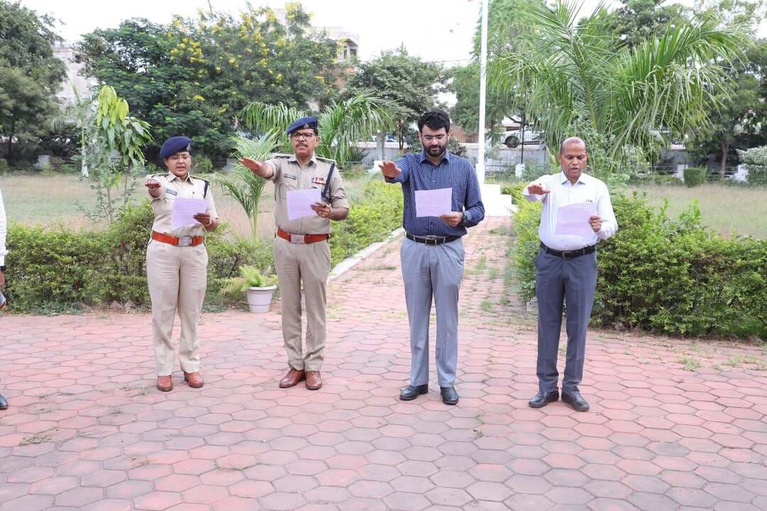 लौह पुरुष सरदार पटेल की 151वीं जयंती पर जिलेभर में मनाया गया राष्ट्रीय एकता दिवस
कलेक्ट्रेट एवं पुलिस अधीक्षक कार्यालय में अधिकारियों-कर्मचारियों ने ली राष्ट्रीय एकता, अखंडता एवं सुरक्षा की सामूहिक शपथ
लौह पुरुष सरदार वल्लभभाई पटेल की 151वीं जयंती के अवसर पर 31 अक्टूबर को नीमच जिले में राष्ट्रीय एकता दिवस मनाया गया। इस अवसर पर जिले के कलेक्टोरेट एवं पुलिस अधीक्षक कार्यालय में शपथ कार्यक्रम आयोजित किए गए।
कलेक्ट्रेट कार्यालय में कलेक्टर श्री हिमांशु चंद्रा एवं पुलिस अधीक्षक श्री राजेश व्यास ने उपस्थित अधिकारियों एवं कर्मचारियों को राष्ट्रीय एकता दिवस की सामूहिक शपथ दिलाई। इस दौरान सभी ने राष्ट्र की एकता, अखंडता एवं सुरक्षा बनाए रखने तथा देश की आंतरिक सुरक्षा सुनिश्चित करने में अपना योगदान देने का संकल्प लिया।
शपथ कार्यक्रम में राजस्व, कलेक्टोरेट, तहसील, जनसंपर्क, पुलिस, खाद्य, कृषि, शिक्षा, महिला एवं बाल विकास सहित विभिन्न विभागों के अधिकारियों एवं कर्मचारियों ने सहभागिता की।
इसी क्रम में पुलिस अधीक्षक कार्यालय में भी राष्ट्रीय एकता दिवस पर शपथ कार्यक्रम आयोजित किया गया। यहां पुलिस अधिकारियों एवं जवानों सहित अन्य कर्मचारियों ने राष्ट्र की एकता एवं अखंडता बनाए रखने की सामूहिक शपथ ली।
कलेक्टोरेट में आयोजित कार्यक्रम में अपर कलेक्टर श्री बी एस कलेश,अतिरिक्त पुलिस अधीक्षक श्रीमती हेमलता अग्रवाल,एसडीएम श्री पराग जैन, डिप्टी कलेक्टर श्री चंद्रसिंह धार्वे सहित विभिन्न विभागों के जिला अधिकारी एवं बड़ी संख्या में कर्मचारी उपस्थित थे।
CM Madhya Pradesh
Jansampark Madhya Pradesh
#राष्ट्रीय_एकता_दिवस #NationalUnityDay #RashtriyaEktaDiwas #neemuch