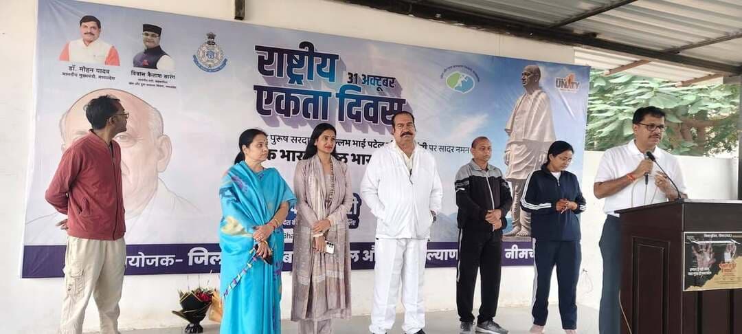 राष्ट्रीय एकता दिवस पर नीमच में उत्साहपूर्वक आयोजित हुई ‘एकता दौड़ – रन फॉर यूनिटी’
विधायक नीमच एवं पुलिस अधीक्षक ने हरी झंडी दिखाकर दौड़ को किया रवाना, प्रतिभागियों ने लिया राष्ट्रीय एकता एवं अखंडता का संकल्प
लौह पुरुष सरदार वल्लभभाई पटेल की 151वीं जयंती के अवसर पर राष्ट्रीय एकता दिवस के उपलक्ष्य में नीमच जिला मुख्यालय पर ‘एकता दौड़ – रन फॉर यूनिटी’ का आयोजन उत्साह एवं उमंग के साथ किया गया। कार्यक्रम का उद्देश्य राष्ट्र की एकता, अखंडता एवं सुरक्षा के प्रति जन-जागरूकता बढ़ाने तथा समाज के सभी वर्गों में राष्ट्रीय एकता और आपसी सद्भाव की भावना को सुदृढ़ करना रहा।
एकता दौड़ का शुभारंभ पुलिस कंट्रोल रूम नीमच से हुआ। नीमच विधायक श्री दिलीप सिंह परिहार एवं पुलिस अधीक्षक श्री राजेश व्यास ने हरी झंडी दिखाकर दौड़ को रवाना किया। दौड़ पुलिस कंट्रोल रूम से प्रारंभ होकर फव्वारा चौक, कमल चौक एवं सब्जी मंडी तिराहा होते हुए पुनः पुलिस कंट्रोल रूम पहुंचकर संपन्न हुई।
इस अवसर पर विधायक श्री दिलीप सिंह परिहार ने उपस्थित जनसमुदाय को राष्ट्र की एकता, अखंडता एवं सुरक्षा बनाए रखने तथा देश की एकता और सद्भावना को सुदृढ़ करने के लिए समर्पित रहने की शपथ दिलाई। दौड़ में छात्र-छात्राओं, युवाओं, खिलाड़ियों, पुलिसकर्मियों, जनप्रतिनिधियों, समाजसेवियों एवं नगरवासियों ने उत्साहपूर्वक सहभागिता की। सभी प्रतिभागियों ने राष्ट्रीय एकता एवं अखंडता के मूल्यों को बनाए रखने और राष्ट्र की एकजुटता को मजबूत करने का संकल्प लिया।
राष्ट्रीय एकता दिवस के अवसर पर आयोजित इस कार्यक्रम के माध्यम से लौह पुरुष सरदार वल्लभभाई पटेल के राष्ट्र की एकता एवं अखंडता के प्रति अतुलनीय योगदान और उनके आदर्शों का स्मरण किया गया। साथ ही नागरिकों को राष्ट्रीय एकता, सामाजिक सद्भाव एवं आपसी भाईचारे की भावना को मजबूत बनाए रखने का संदेश दिया गया।
कार्यक्रम में विधायक श्री दिलीप सिंह परिहार, पुलिस अधीक्षक श्री राजेश व्यास, एडीएम श्री बी.एस. कलेश, अतिरिक्त पुलिस अधीक्षक श्रीमती हेमलता अग्रवाल, एसडीएम श्री पराग जैन, नगरपालिका अध्यक्ष श्रीमती स्वाती गौरव चोपड़ा सहित जनप्रतिनिधिगण, पुलिस एवं प्रशासनिक अधिकारी-कर्मचारी, खिलाड़ी, छात्र-छात्राएं, समाजसेवी तथा बड़ी संख्या में नगरवासी उपस्थित रहे।
CM Madhya Pradesh
Jansampark Madhya Pradesh
#राष्ट्रीय_एकता_दिवस #NationalUnityDay #RashtriyaEktaDiwas #neemuch