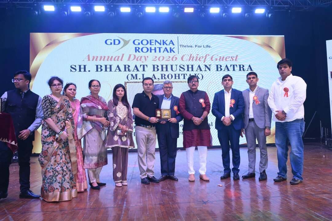 GD गोयनका इंटरनेशनल स्कूल, रोहतक में भव्य वार्षिकोत्सव ‘कालचक्र’ का शानदार आयोजन
रोहतक।
GD गोयनका इंटरनेशनल स्कूल, रोहतक में वार्षिक समारोह ‘कालचक्र – समय का चक्र (Kaalchakra – The Cycle of Time)’ अत्यंत भव्यता, उत्साह एवं सांस्कृतिक गरिमा के साथ आयोजित किया गया। इस अवसर पर विद्यालय परिसर कला, संस्कृति, संगीत, नृत्य और भारतीय परंपराओं के अद्भुत संगम का साक्षी बना।
कार्यक्रम में मुख्य अतिथि के रूप में श्री भारत भूषण बत्रा ने अपनी गरिमामयी उपस्थिति से समारोह की शोभा बढ़ाई। कार्यक्रम की अध्यक्षता विद्यालय के चेयरमैन श्री करमवीर मायना ने की। विद्यालय के निदेशक श्री विक्रांत मायना एवं श्रीमती सान्या मायना की विशेष उपस्थिति ने आयोजन को और भी गौरवपूर्ण बनाया। युवा कांग्रेस सदस्य श्री विशाल चौधरी भी समारोह में उपस्थित रहे।
इस अवसर पर विशिष्ट अतिथियों के रूप में डॉ. उदय भान, डॉ. विशाल वर्मा, श्री जय नारायण डांगी, श्री सुरेश राणा, डॉ. शुभम, डॉ. देवेंद्र दहिया, श्री गजराज कौशिक, श्री योगेंद्र हुड्डा, श्रीमती सविता हुड्डा, श्रीमती ज्योति शर्मा एवं श्रीमती रेखा गुलिया ने अपनी गरिमामयी उपस्थिति दर्ज कराई।
समारोह का मुख्य आकर्षण ‘कालचक्र’ की अनूठी संकल्पना रही, जिसके माध्यम से समय की निरंतर गति, भारतीय सभ्यता एवं संस्कृति की विकास यात्रा, परंपराओं, वर्तमान जीवन और भविष्य की संभावनाओं को प्रभावशाली ढंग से प्रस्तुत किया गया। विद्यार्थियों ने मनमोहक नृत्य प्रस्तुतियों, नाट्य मंचन, संगीत एवं रंगारंग सांस्कृतिक कार्यक्रमों के माध्यम से समय के विभिन्न पड़ावों को जीवंत कर दिया। उनकी प्रतिभा, आत्मविश्वास, अनुशासन और रचनात्मकता ने उपस्थित दर्शकों को मंत्रमुग्ध कर दिया।
कार्यक्रम के सफल आयोजन में विद्यालय के सहायक निदेशक डॉ. अमन अग्रवाल, प्रधानाचार्या डॉ. श्रुति शर्मा एवं हेडमिस्ट्रेस सुश्री अनामिका बलहारा का विशेष मार्गदर्शन एवं योगदान सराहनीय रहा। विद्यालय प्रबंधन एवं शिक्षकों के सामूहिक प्रयासों ने इस आयोजन को यादगार बना दिया।
मुख्य अतिथि एवं सभी गणमान्य अतिथियों ने विद्यार्थियों की शानदार प्रस्तुतियों की सराहना करते हुए उनके उज्ज्वल भविष्य की कामना की। उन्होंने विद्यालय द्वारा शिक्षा के साथ-साथ विद्यार्थियों के सर्वांगीण विकास, रचनात्मकता और सांस्कृतिक मूल्यों को बढ़ावा देने के प्रयासों की प्रशंसा की।
समारोह का समापन हर्षोल्लास, उत्साह और कृतज्ञता के भाव के साथ हुआ। ‘कालचक्र’ ने यह संदेश दिया कि समय निरंतर गतिमान है, लेकिन हमारी संस्कृति, संस्कार और मूल्य ही हमारी वास्तविक पहचान हैं।
यह वार्षिकोत्सव GD गोयनका इंटरनेशनल स्कूल, रोहतक के लिए प्रतिभा, परंपरा और उत्कृष्टता का एक अविस्मरणीय उत्सव बन गया।