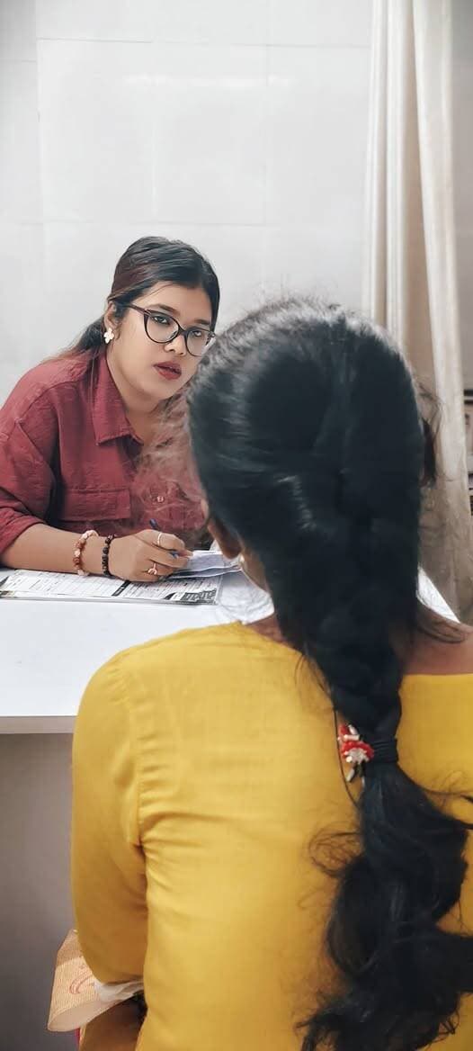 🌿 আমার আজকের পুষ্টি টিপস,,,,,
রান্না করা খাবার বারবার গরম করছেন? সতর্ক থাকুন!
অনেক বাড়িতেই দুপুরের রান্না রাতেও খাওয়া হয়। এতে সমস্যা নেই, তবে খাবার সংরক্ষণ ও পুনরায় গরম করার পদ্ধতি সঠিক হওয়া জরুরি।
🍱 খাবার নিরাপদ রাখতে মেনে চলুন কয়েকটি নিয়ম—
✅ রান্না করা খাবার দীর্ঘক্ষণ ঘরের তাপমাত্রায় ফেলে রাখবেন না।
✅ খাবার দ্রুত ঠান্ডা করে ঢাকনাযুক্ত পাত্রে ফ্রিজে রাখুন।
✅ ফ্রিজে রাখা খাবার খাওয়ার আগে ভালোভাবে গরম করুন।
✅ যতটুকু খাবেন, ততটুকুই আলাদা করে গরম করুন।
✅ দুর্গন্ধ, অস্বাভাবিক রং বা নষ্ট হওয়ার লক্ষণ থাকলে খাবার খাবেন না।
💚 মনে রাখবেন, শুধু পুষ্টিকর খাবার খেলেই হবে না, সেই খাবার নিরাপদভাবে সংরক্ষণ করাও সুস্থ থাকার গুরুত্বপূর্ণ অংশ।
👩⚕️ পুষ্টিবিদ চন্দ্রিমা দে
U & URS NUTRITIONIST
#FoodSafety #HealthyKitchen #পুষ্টিবিদেরপরামর্শ