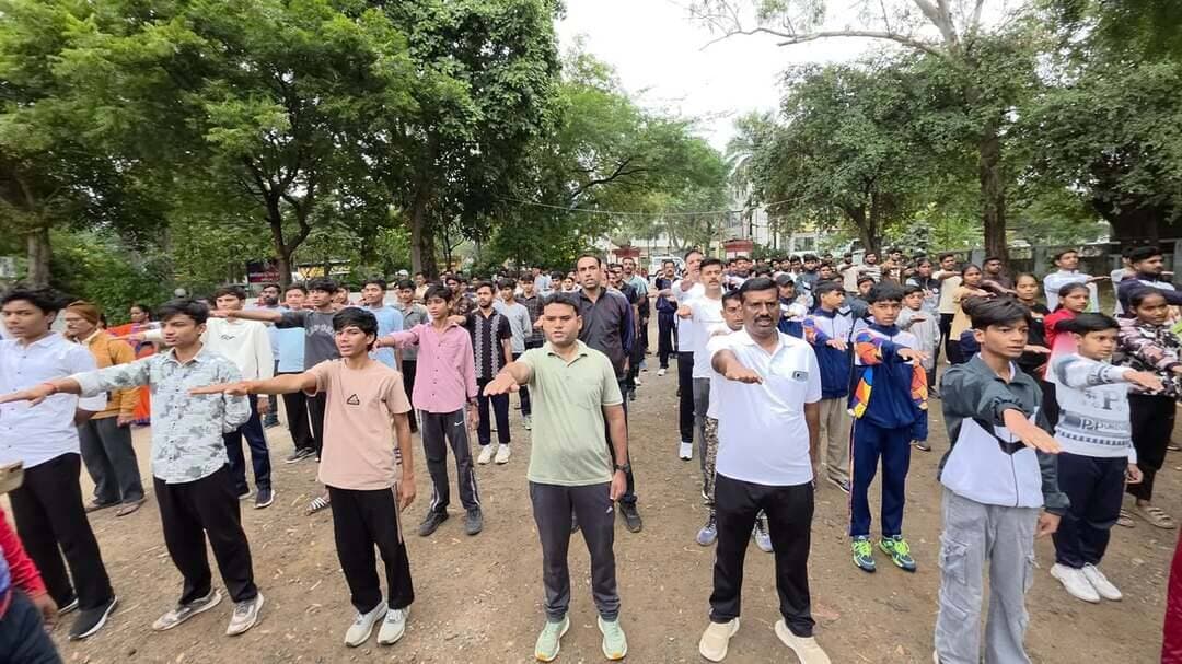 राष्ट्रीय एकता दिवस के अवसर पर सरदार वल्लभभाई पटेल की जयंती पर राष्ट्रीय एकता की शपथ सीईओ जिला पंचायत प्रवीण फुलपगारे ने दिलाई
इसके उपरांत रन फॉर यूनिटी के तहत पुलिस अधीक्षक कार्यालय से कीर्ति स्तंभ तक एकता दौड़ का आयोजन किया गया।
अपर कलेक्टर राकेश मोहन त्रिपाठी, सीईओ जिला पंचायत प्रवीण फुलपगारे एवं एडिशनल एसपी सुजीत भदौरिया ने हरी झंडी दिखाकर दौड़ को रवाना किया।
इस आयोजन के माध्यम से राष्ट्रीय एकता, अखंडता और आपसी सद्भाव का संदेश दिया गया।