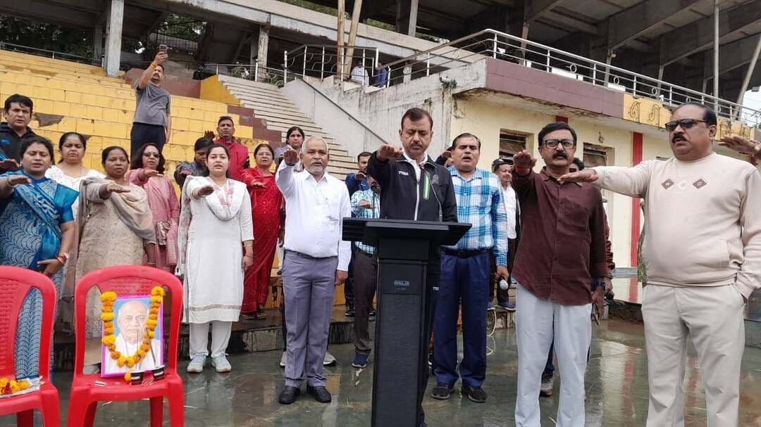 राष्ट्रीय एकता दिवस रन फार यूनिटी
एकता के लिये कदम, भारत के लिए कदम
राष्ट्रीय एकता, अखंडता और सुरक्षा की भावना को मजबूत बनाने के उद्देश्य से जय स्तंभ चौक से गांधी स्टेडियम तक रन फॉर यूनिटी का आयोजन किया गया। साथ ही रन फॉर यूनिटी के समापन अवसर पर गांधी स्टेडियम में राष्ट्रीय एकता की शपथ दिलाई गई।
राष्ट्रीय एकता दिवस के अवसर पर आयोजित कार्यक्रमों के माध्यम से नागरिकों को राष्ट्र की एकता, अखंडता और सुरक्षा बनाए रखने तथा देश की आंतरिक सुरक्षा सुनिश्चित करने में सक्रिय योगदान देने का संदेश गया।
इस अवसर पर विधायक श्रीमती मनीषा सिंह, पुलिस अधीक्षक श्री संजय कुमार अग्रवाल, अध्यक्ष नगरपालिका श्री घनश्याम जायसवाल सहित अन्य जनप्रतिनिधि, अधिकारी एवं विद्यार्थी मौजूद रहें।
#शहडोल #shahdol