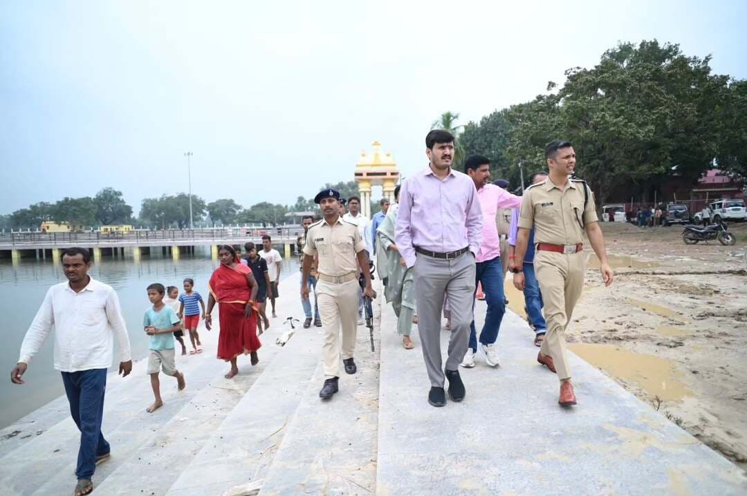 प्रेस विज्ञप्ति
छठ महापर्व की तैयारियों को लेकर जिला पदाधिकारी एवं पुलिस अधीक्षक ने बेलाउर सूर्य मंदिर स्थित छठ घाट का किया संयुक्त निरीक्षण, सुरक्षा एवं आधारभूत सुविधाओं को लेकर दिए आवश्यक निर्देश
आरा, दिनांक 31 अक्टूबर 2026।
आगामी लोक आस्था के महापर्व छठ को शांतिपूर्ण, सुरक्षित एवं सुव्यवस्थित वातावरण में संपन्न कराने के उद्देश्य से आज दिनांक 31 अक्टूबर 2026 को जिला पदाधिकारी-सह-जिला दंडाधिकारी, भोजपुर श्री मनेश कुमार मीणा एवं पुलिस अधीक्षक, भोजपुर श्री अवधेश दीक्षित द्वारा संयुक्त रूप से बेलाउर स्थित प्रसिद्ध सूर्य मंदिर छठ घाट का स्थलीय निरीक्षण किया गया।
निरीक्षण के दौरान जिला पदाधिकारी ने घाट परिसर एवं आसपास के क्षेत्रों में साफ-सफाई, पेयजल, प्रकाश व्यवस्था, चिकित्सा सुविधा, एंबुलेंस, अग्निशमन, बैरिकेडिंग, नियंत्रण कक्ष, पार्किंग एवं यातायात प्रबंधन सहित विभिन्न व्यवस्थाओं का जायजा लिया। उन्होंने संबंधित पदाधिकारियों को निर्देश दिया कि श्रद्धालुओं की संभावित भीड़ को ध्यान में रखते हुए सभी आवश्यक व्यवस्थाएं समयबद्ध ढंग से पूर्ण की जाएं।
जिला पदाधिकारी ने घाट के गहरे पानी वाले स्थानों पर सुरक्षा के दृष्टिकोण से मजबूत बैरिकेडिंग एवं आवश्यक साइनेज लगाने, घाट परिसर एवं संपर्क मार्गों की समुचित साफ-सफाई तथा पर्याप्त प्रकाश व्यवस्था सुनिश्चित करने का निर्देश दिया। साथ ही श्रद्धालुओं की सुविधा के लिए मेडिकल कैंप, आवश्यक दवाओं, चिकित्सकीय दल एवं एंबुलेंस की उपलब्धता तथा अग्निशमन दल की तैनाती सुनिश्चित करने को कहा।
यातायात एवं पार्किंग व्यवस्था की समीक्षा करते हुए उन्होंने पर्याप्त पार्किंग स्थल चिह्नित करने तथा श्रद्धालुओं के सुगम आवागमन के लिए प्रभावी यातायात प्रबंधन सुनिश्चित करने का निर्देश दिया। इसके अतिरिक्त विधि-व्यवस्था एवं भीड़ नियंत्रण के लिए नियंत्रण कक्ष की स्थापना तथा आवश्यकतानुसार दंडाधिकारियों एवं पुलिस बल की प्रतिनियुक्ति सुनिश्चित करने को कहा।
वहीं, पुलिस अधीक्षक द्वारा विधि-व्यवस्था एवं सुरक्षा के दृष्टिकोण से घाट एवं आसपास के क्षेत्रों का निरीक्षण किया गया। उन्होंने भीड़ नियंत्रण, पुलिस बल की तैनाती, यातायात संचालन एवं संवेदनशील स्थलों की निगरानी को लेकर संबंधित पुलिस पदाधिकारियों को आवश्यक दिशा-निर्देश दिए।
इस दौरान जिला पदाधिकारी ने स्थानीय लोगों एवं मंदिर प्रबंधन समिति के सदस्यों से संवाद कर छठ पूजा की तैयारियों के संबंध में फीडबैक एवं सुझाव प्राप्त किए। प्राप्त सुझावों के आलोक में संबंधित पदाधिकारियों को आवश्यक कार्रवाई सुनिश्चित करने