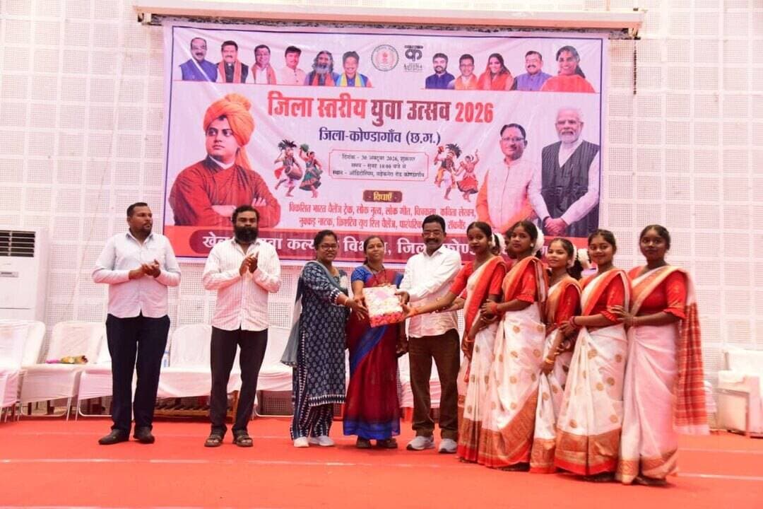 युवाओं की प्रतिभा को मंच, सपनों को नई उड़ान!
कोण्डागांव के स्थानीय ऑडिटोरियम में जिला स्तरीय युवा उत्सव का आयोजन किया गया। खेल एवं युवा कल्याण विभाग द्वारा आयोजित इस उत्सव में युवाओं ने लोकनृत्य, लोकगीत, कविता लेखन, चित्रकला, नुक्कड़ नाटक, क्रिएटिव यूथ रील चैलेंज, पारंपरिक वेशभूषा एवं अन्य विधाओं में अपनी प्रतिभा और रचनात्मकता का शानदार प्रदर्शन किया।
🏆 प्रमुख विजेता
🔹 कविता लेखन: शीतल मंडावी (कोण्डागांव) प्रथम
🔹 लोकगीत: फरसगांव प्रथम
🔹 लोकनृत्य: बड़ेराजपुर प्रथम
🔹 नुक्कड़ नाटक: शासकीय उच्चतर माध्यमिक विद्यालय, बड़ेबेन्द्री प्रथम
🔹 क्रिएटिव यूथ रील चैलेंज: अभिचंद नेताम प्रथम
युवा उत्सव ने युवाओं को अपनी प्रतिभा निखारने, आत्मविश्वास बढ़ाने और सांस्कृतिक विरासत से जुड़ने का अवसर प्रदान किया।
#Kondagaon #युवा_उत्सव #युवा_शक्ति #YouthFestival