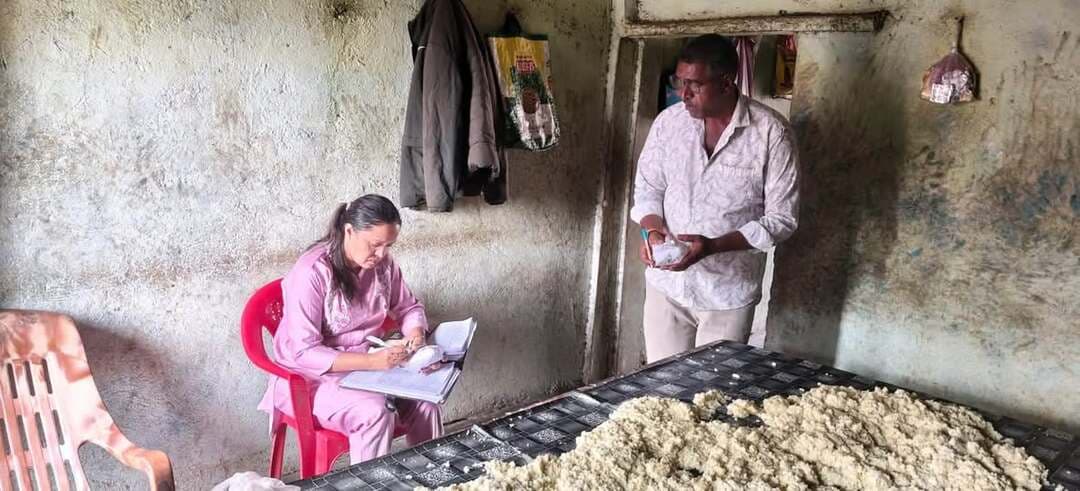 खाद्य सुरक्षा विभाग की टीम ने जावरा, ताल एवं रानीसिंग क्षेत्र में की नमूना कार्रवाई
घी, रसगुल्ला, दाल, चावल, मसाले, नमकीन, मावा एवं बेसन सहित विभिन्न खाद्य पदार्थों के नमूने जांच हेतु लिए
खाद्य सुरक्षा एवं औषधि प्रशासन की टीम द्वारा जिले में खाद्य पदार्थों की गुणवत्ता सुनिश्चित करने के लिए जावरा, ताल एवं रानीसिंग क्षेत्र में विभिन्न खाद्य प्रतिष्ठानों का निरीक्षण कर खाद्य पदार्थों के नमूने लिए गए। सभी नमूने खाद्य सुरक्षा एवं मानक अधिनियम, 2006 के अंतर्गत मानक स्तर की जांच के लिए राज्य खाद्य परीक्षण प्रयोगशाला, भोपाल भेजे गए हैं। जांच रिपोर्ट प्राप्त होने पर नियमानुसार आगामी कार्रवाई की जाएगी।
#jansampark #ratlam
#MadhyaPradesh