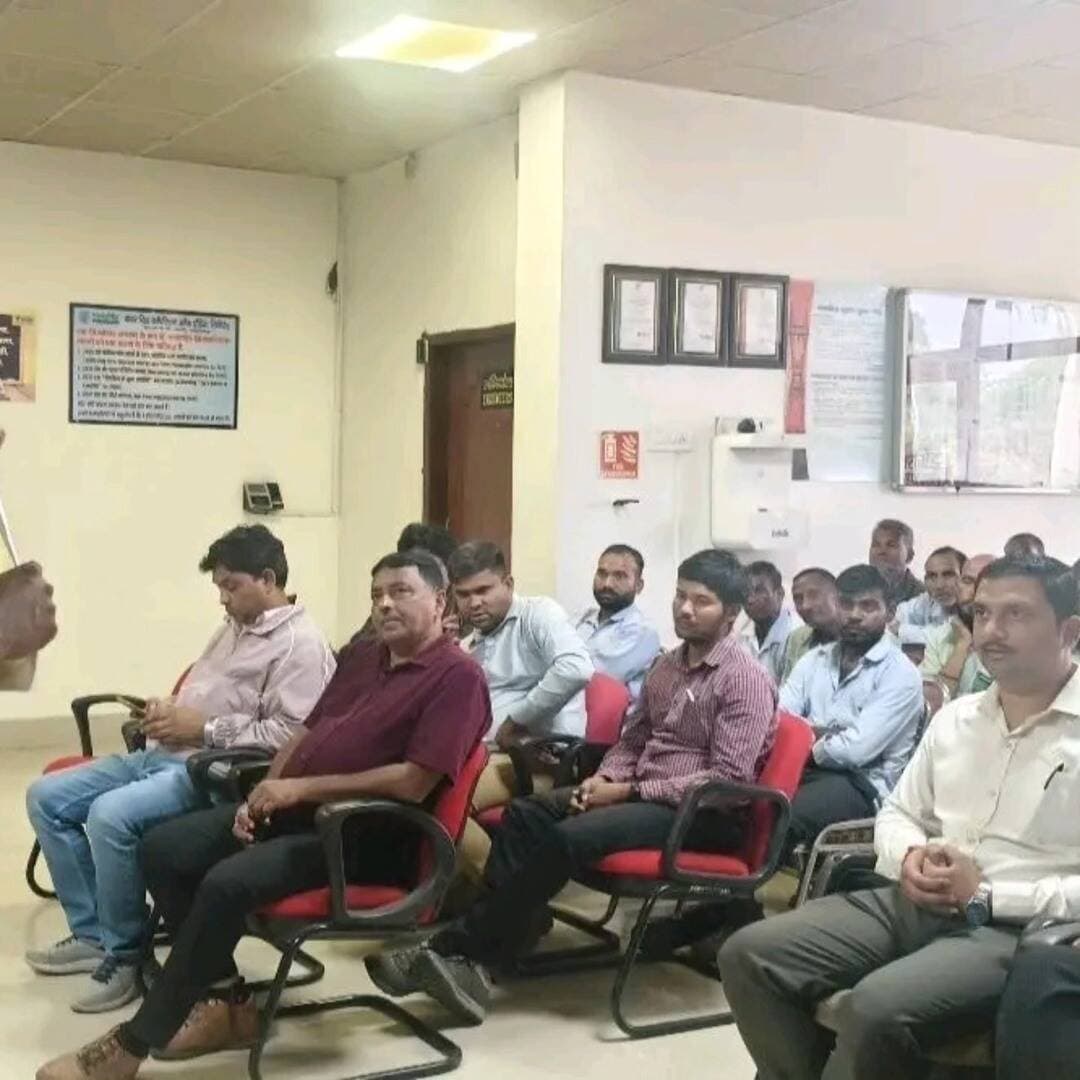 🚨 साइबर ठगी से बचाव के लिए जागरूकता जरूरी!
जिला पुलिस यमुनानगर द्वारा पावरग्रिड भम्बोली में साइबर जागरूकता कार्यक्रम आयोजित किया गया। एएसआई बलदेव सिंह ने कर्मचारियों को फर्जी कॉल, लिंक, ओटीपी और ऑनलाइन ठगी से बचने के उपाय बताए। साइबर धोखाधड़ी होने पर तुरंत 1930 पर कॉल करें। सतर्क रहें, सुरक्षित रहें।