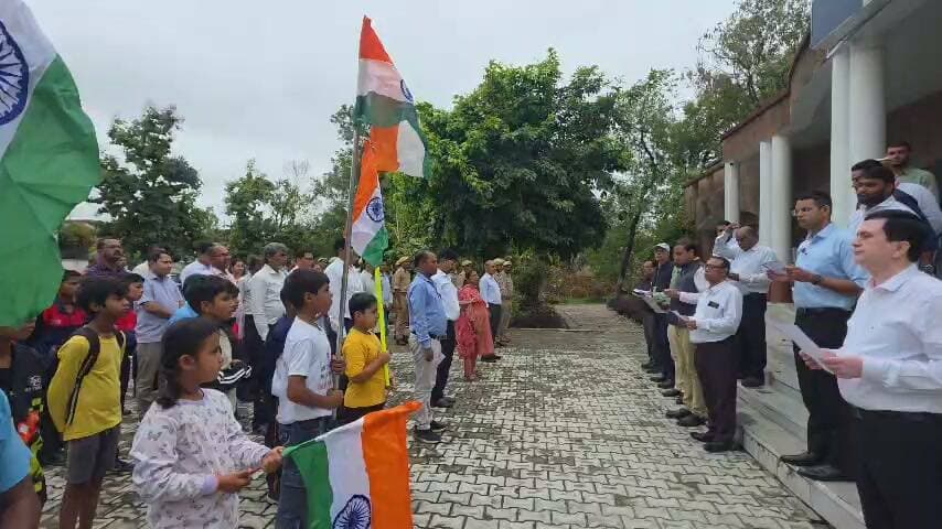 डीएम ने दौड़ प्रतियोगिता के विजेता खिलाड़ियों को मेडल और टी-शर्ट देकर किया सम्मानित।
बलरामपुर। लौह पुरुष सरदार वल्लभभाई पटेल की जयंती के अवसर पर शनिवार को जनपद बलरामपुर में राष्ट्रीय एकता दिवस देशभक्ति और उत्साह के साथ मनाया गया। इस अवसर पर राष्ट्रीय एकता, अखंडता और सामाजिक समरसता का संदेश देने के लिए स्पोर्ट्स स्टेडियम से कलेक्ट्रेट तक भव्य ‘रन फॉर यूनिटी’ का आयोजन किया गया। इसमें विभिन्न विद्यालयों के छात्र-छात्राओं, खिलाड़ियों, अधिकारियों और कर्मचारियों ने बढ़-चढ़कर हिस्सा लिया।
#BalrampurNews #राष्ट्रीयएकतादिवस #RunForUnity #एकतादौड़ #सरदारवल्लभभाईपटेल #लौहपुरुष #DMBalrampur #VipinKumarJain #बलरामपुर #उत्तरप्रदेश #UPNews #SportsNews #NationalUnityDay #जिलाप्रशासनबलरामपुर #देशकीएकताऔरअखंडता