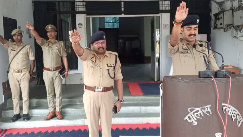 बलरामपुर। लौह पुरुष सरदार वल्लभभाई पटेल की जयंती के अवसर पर शनिवार को जनपद बलरामपुर में राष्ट्रीय एकता दिवस श्रद्धा एवं संकल्प के साथ मनाया गया। इस अवसर पर पुलिस अधीक्षक मार्तण्ड प्रकाश सिंह ने पुलिस अधीक्षक कार्यालय में सरदार वल्लभभाई पटेल के चित्र पर माल्यार्पण कर उन्हें नमन किया। इसके उपरांत कार्यालय में तैनात अधिकारियों एवं कर्मचारियों को राष्ट्रीय एकता दिवस की शपथ दिलाई।
#BalrampurPolice #BalrampurNews #राष्ट्रीय_एकता_दिवस #NationalUnityDay #सरदार_वल्लभभाई_पटेल #लौहपुरुष #SPBalrampur #मार्तण्ड_प्रकाश_सिंह #विशाल_पाण्डेय #UPPolice #उत्तरप्रदेश_पुलिस #बलरामपुर_पुलिस #राष्ट्रीय_एकता #देश_की_अखंडता #PoliceNews #31October2026