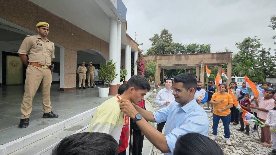 बलरामपुर में उत्साह और उमंग के साथ मना राष्ट्रीय एकता दिवस, डीएम ने दिलाई एकता की शपथ
स्पोर्ट्स स्टेडियम से कलेक्ट्रेट तक निकली ‘रन फॉर यूनिटी’, युवाओं ने दौड़ लगाकर दिया एकता और अखंडता का संदेश
दौड़ प्रतियोगिता के विजेता खिलाड़ियों को डीएम ने मेडल और टी-शर्ट देकर किया सम्मानित
बलरामपुर। लौह पुरुष सरदार वल्लभभाई पटेल की जयंती के अवसर पर शनिवार को जनपद बलरामपुर में राष्ट्रीय एकता दिवस देशभक्ति और उत्साह के साथ मनाया गया। इस अवसर पर राष्ट्रीय एकता, अखंडता और सामाजिक समरसता का संदेश देने के लिए स्पोर्ट्स स्टेडियम से कलेक्ट्रेट तक भव्य ‘रन फॉर यूनिटी’ का आयोजन किया गया। इसमें विभिन्न विद्यालयों के छात्र-छात्राओं, खिलाड़ियों, अधिकारियों और कर्मचारियों ने बढ़-चढ़कर हिस्सा लिया।
एकता दौड़ के माध्यम से प्रतिभागियों ने देश की एकता, अखंडता और आपसी भाईचारे को मजबूत बनाए रखने का संदेश दिया। कार्यक्रम के दौरान जिलाधिकारी डॉ. विपिन कुमार जैन ने छात्र-छात्राओं, खिलाड़ियों और उपस्थित अधिकारियों-कर्मचारियों को राष्ट्रीय एकता एवं अखंडता की शपथ दिलाई।
जिलाधिकारी ने कहा कि लौह पुरुष सरदार वल्लभभाई पटेल ने स्वतंत्रता के बाद देश की विभिन्न रियासतों का एकीकरण कर भारत को एक मजबूत और अखंड राष्ट्र बनाने में ऐतिहासिक भूमिका निभाई थी। उनका जीवन दृढ़ संकल्प, अनुशासन, राष्ट्रसेवा और समर्पण की मिसाल है। उनके आदर्श आज भी देशवासियों को एकजुट होकर राष्ट्रहित में कार्य करने की प्रेरणा देते हैं।
उन्होंने युवाओं का आह्वान किया कि वे आपसी भाईचारे, सद्भाव और एकता की भावना को मजबूत बनाएं तथा राष्ट्र निर्माण में अपनी सक्रिय भागीदारी सुनिश्चित करें।
दौड़ प्रतियोगिता के विजेता खिलाड़ियों का सम्मान
राष्ट्रीय एकता दिवस के अवसर पर स्पोर्ट्स स्टेडियम में दौड़ प्रतियोगिता भी आयोजित की गई। इसमें खिलाड़ियों ने अपनी खेल प्रतिभा और शारीरिक दक्षता का प्रदर्शन किया। प्रतियोगिता में उत्कृष्ट प्रदर्शन करने वाले विजेता खिलाड़ियों को जिलाधिकारी डॉ. विपिन कुमार जैन ने मेडल पहनाकर और टी-शर्ट प्रदान कर सम्मानित किया।
डीएम ने खिलाड़ियों का उत्साहवर्धन करते हुए कहा कि खेलकूद से युवाओं में अनुशासन, आत्मविश्वास, टीम भावना और नेतृत्व क्षमता विकसित होती है। उन्होंने विद्यार्थियों को पढ़ाई के साथ खेलकूद एवं रचनात्मक गतिविधियों में भी बढ़-चढ़कर हिस्सा लेने तथा निरंतर मेहनत कर जनपद और प्रदेश का नाम रोशन करने के लिए प्रेरित किया।
कार्यक्रम के अंत में उपस्थित लोगों ने सरदार वल्लभभाई पटेल के आदर्शों पर चलने तथा देश की एकता, अखंडता और सुरक्षा बनाए रखने का संकल्प लिया।
इस दौरान अपर जिलाधिकारी (वित्त एवं राजस्व) संदीप केला, अपर जिलाधिकारी (न्यायिक), आईजी स्टाम्प सहित अन्य संबंधित अधिकारी, कर्मचारी, शिक्षक, छात्र-छात्राएं एवं खिलाड़ी मौजूद रहे।
#BalrampurNews #राष्ट्रीयएकतादिवस #RunForUnity #एकतादौड़ #सरदारवल्लभभाईपटेल #लौहपुरुष #DMBalrampur #VipinKumarJain #बलरामपुर #उत्तरप्रदेश #UPNews #SportsNews #NationalUnityDay #जिलाप्रशासनबलरामपुर #देशकीएकताऔरअखंडता