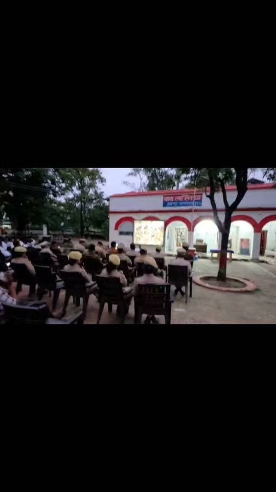 बलरामपुर पुलिस की पहल: सरदार पटेल की जयंती पर थाना ललिया में मनाया गया राष्ट्रीय एकता दिवस
लौह पुरुष सरदार वल्लभभाई पटेल की जयंती पर थाना ललिया परिसर में क्षेत्राधिकारी डीके श्रीवास्तव एवं प्रभारी निरीक्षक मृत्युंजय सिंह ने उनके चित्र पर माल्यार्पण कर श्रद्धांजलि अर्पित की।
इस अवसर पर एकता मार्च पास्ट निकाला गया और पुलिस अधिकारियों, कर्मचारियों व क्षेत्र के संभ्रांत नागरिकों को राष्ट्रीय एकता की शपथ दिलाई गई।
पुलिसकर्मियों ने राष्ट्र की एकता, अखंडता एवं सुरक्षा बनाए रखने तथा अपने कर्तव्यों का पूरी निष्ठा से निर्वहन करने का संकल्प लिया।
संदेश साफ है—एकता ही देश की सबसे बड़ी ताकत है।
#BalrampurNews #BalrampurPolice #LaliaPolice #UPPolice #NationalUnityDay #राष्ट्रीय_एकता_दिवस #सरदार_वल्लभभाई_पटेल #लौहपुरुष #एकता_मार्च #थाना_ललिया #बलरामपुर_न्यूज #उत्तरप्रदेश_पुलिस #पुलिस_प्रशासन #राष्ट्र_की_एकता #अखंडता #देशभक्ति #सत्य_एवं_मानवता #UPNews