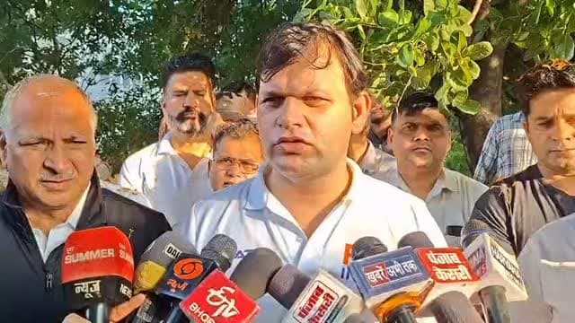 सरदार पटेल की जयंती पर पलवल में एकता की दौड़! 🇮🇳
खेल एवं कानून मंत्री श्री गौरव गौतम ने हरी झंडी दिखाकर रन फॉर यूनिटी को किया रवाना। हजारों युवाओं, खिलाड़ियों और शहरवासियों ने दौड़ में भाग लेकर राष्ट्रीय एकता, अखंडता और भाईचारे का संदेश दिया। इस दौरान होडल विधायक हरेंद्र राम रतन और हथीन विधायक मोहम्मद इसराइल भी मौजूद रहे।
पलवल से Haryana Voice Palwal
#PalwalNews #RunForUnity #राष्ट्रीय_एकता_दिवस #sardarpatel #haryanavoicepalwalsocial