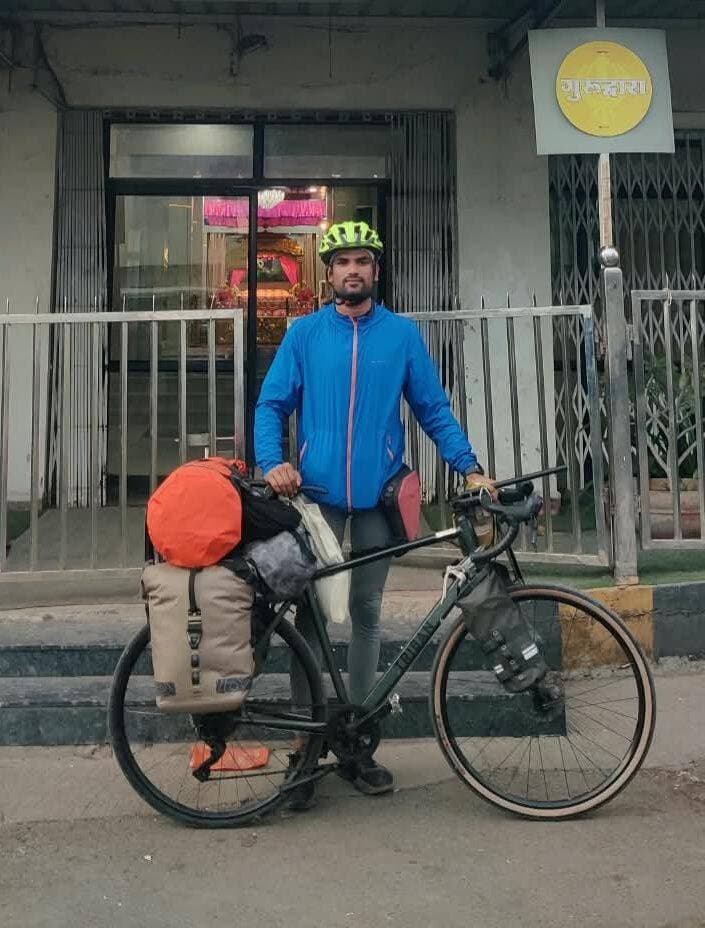 🚴♂️ 26 हजार किलोमीटर का सफर तय कर देवास पहुंचे अभिषेक यादव, अभी 21 हजार किमी की यात्रा बाकी!
हौसले, जुनून और संकल्प की मिसाल बनकर साइकिल से देश की लंबी यात्रा पर निकले अभिषेक यादव आज देवास पहुंचे। यहां सिख समाज द्वारा उनका आत्मीय स्वागत किया गया।
इस अवसर पर समाज की ओर से उन्हें लंगर प्रसादी कराई गई और रात्रि विश्राम की व्यवस्था की गई। समाज अध्यक्ष सरदार हरजीत सिंह, सदस्य रणजीत सिंह एवं हरजीत सिंह टूटेजा ने अभिषेक यादव का सम्मान कर उनके साहस और संकल्प की सराहना की।
26 हजार किलोमीटर का सफर पूरा कर चुके अभिषेक के सामने अभी 21 हजार किलोमीटर का लक्ष्य बाकी है।
सफर लंबा है, लेकिन हौसले बुलंद हैं... मंजिल से ज्यादा खूबसूरत है उसे पाने का जुनून! ❤️🚴♂️
#AbhishekYadav #CycleJourney #Dewas #SikhSamaj #InspiringJourney
