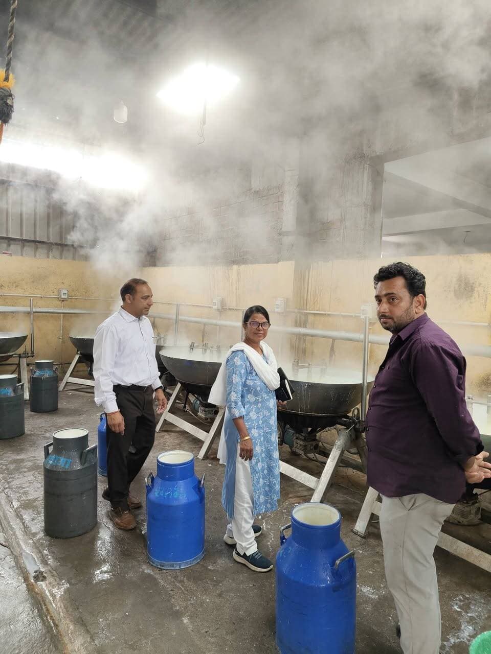 त्योहार से पहले खाद्य सुरक्षा विभाग की बड़ी कार्रवाई, 10 प्रतिष्ठानों से लिए 23 सैंपल
दूध, मावा, घी, मिठाई से लेकर तेल और नमकीन तक की जांच; भोपाल की प्रयोगशाला भेजे गए नमूने, रिपोर्ट के बाद होगी आगे की कार्रवाई
देवास। दीपावली के त्योहार पर बाजार में खाद्य पदार्थों की बढ़ती मांग के बीच मिलावटखोरी पर अंकुश लगाने के लिए खाद्य सुरक्षा विभाग ने जिले में जांच अभियान तेज कर दिया है। विभाग की टीम ने जिले के 10 प्रतिष्ठानों का निरीक्षण कर दूध, मावा, मिठाई, घी, तेल, नमकीन सहित विभिन्न खाद्य पदार्थों के 23 नमूने लिए हैं। सभी नमूनों को जांच के लिए राज्य खाद्य परीक्षण प्रयोगशाला भोपाल भेजा गया है। अब प्रयोगशाला की रिपोर्ट आने के बाद संबंधित प्रतिष्ठानों के खिलाफ नियमानुसार कार्रवाई की जाएगी।
खाद्य सुरक्षा विभाग के जांच दल ने जामगोद स्थित पूरा व्हाइट डेयरी से मावा, बटर और घी के नमूने लिए। वहीं बिलावली बायपास चौराहा स्थित श्री सिद्धि विनायक रेस्टोरेंट से मिल्क केक और मावा कतली तथा ग्राम क्षिप्रा की श्यामा डेयरी से मावा कतली और मावा लड्डू के नमूने लिए गए।
कन्नौद तहसील में भी जांच अभियान चलाया गया। यहां कच्छावा किराना से बेसन और पुष्प ब्रांड चायपत्ती के नमूने लिए गए। राजस्थान कॉर्नर से बेसन, मिक्चर, गुलाब जामुन, मावा पेड़ा और जलेबी के नमूने लिए गए। अजनास स्थित सिंगाजी दूध डेयरी और पीपलकोटा स्थित कान्हा दूध डेयरी से दूध के नमूने लिए गए।
इसी क्रम में डबल चौकी स्थित नैवेद्यम रेस्टोरेंट से मलाई बर्फी तथा मां बिजासनी ट्रेडर्स से घी, नमकीन और सेव के नमूने लिए गए। अकबरपुर स्थित घनश्याम ट्रेडर्स से गोयल फिल्टर्ड मूंगफली तेल, माधुरी रिफाइंड सोयाबीन तेल, आपूर्ति चाय और रोस्टेड चने के नमूने संग्रहित किए गए।
रिपोर्ट आने के बाद तय होगी कार्रवाई
दीपावली के मद्देनजर विभाग का यह अभियान खाद्य पदार्थों की गुणवत्ता सुनिश्चित करने और मिलावटखोरी पर रोक लगाने के उद्देश्य से चलाया जा रहा है। हालांकि, लिए गए नमूनों की जांच रिपोर्ट अभी आना बाकी है। रिपोर्ट में किसी खाद्य पदार्थ के अमानक या मिलावटी पाए जाने पर संबंधित प्रतिष्ठान के विरुद्ध खाद्य सुरक्षा एवं मानक अधिनियम के तहत कार्रवाई की जाएगी। विभाग ने त्योहार के दौरान भी निरीक्षण और नमूना संग्रहण की कार्रवाई लगातार जारी रखने की बात कही है।