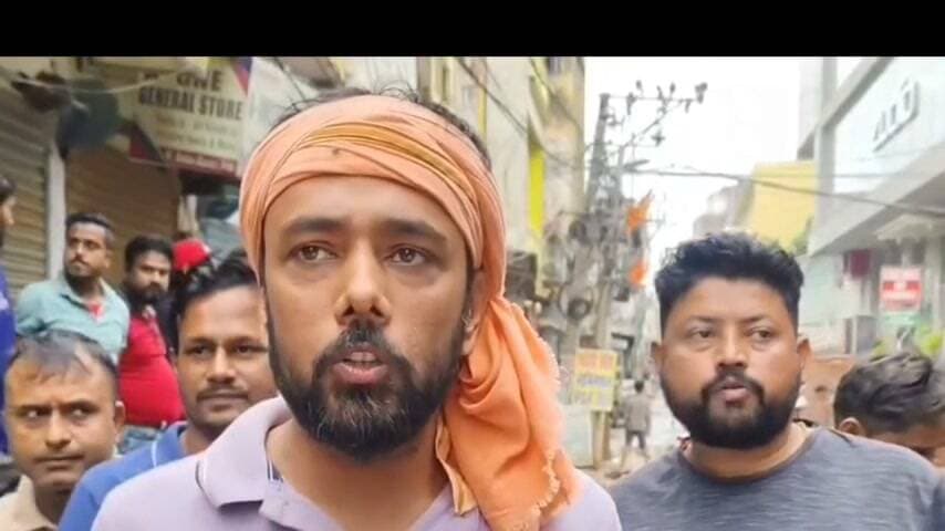 आरा के बाबू बाजार की जर्जर सड़क को लेकर स्थानीय लोगों का गुस्सा फूटा