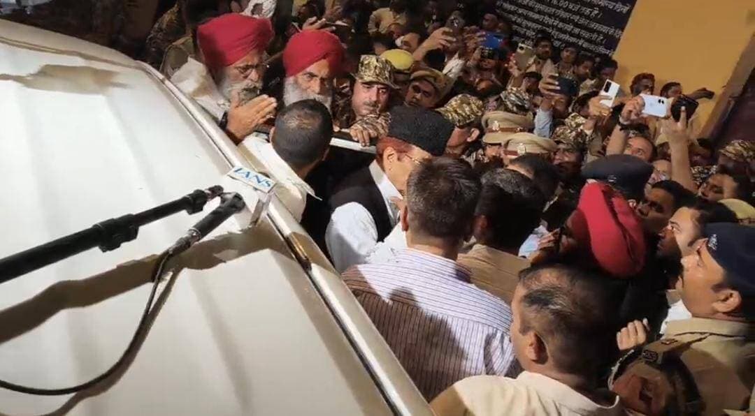 #रामपुर :जेल से बाहर आते ही आजम खान को ED ने किया गिरफ्तार,वहीं अब्दुल्ला आजम जा रहे घर
यूपी: समाजवादी पार्टी के वरिष्ठ नेता आजम खान और उनके बेटे अब्दुल्ला आजम खान को रामपुर जिला जेल से रिहाई मिल गई है। लेकिन आजम खान की मुश्किलें एक बार फिर बढ़ गई हैं।
ताजा जानकारी के मुताबिक, जेल से बाहर निकलते ही प्रवर्तन निदेशालय (ED) की टीम ने आजम खान को गिरफ्तार कर लिया। बताया जा रहा है कि ईडी की टीम पहले से ही जिला जेल के बाहर मौजूद थी।
दरअसल, जौहर यूनिवर्सिटी से जुड़े कथित वित्तीय अनियमितताओं और मनी लॉन्ड्रिंग के मामले में ईडी की जांच चल रही है। इसी मामले में आगे की कानूनी कार्रवाई को लेकर आजम खान पर शिकंजा कसा गया है।
वहीं, आजम खान की रिहाई का इंतजार कर रहे समाजवादी पार्टी के कार्यकर्ताओं और समर्थकों के बीच इस घटनाक्रम से हलचल मच गई है।