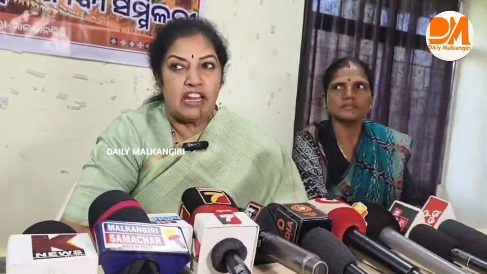 ଭାରତୀୟ ଜନତା ପାର୍ଟି (BJP) ପକ୍ଷରୁ ‘ଗଣତନ୍ତ୍ର ବଞ୍ଚାଅ’ ବୁଦ୍ଧିଜୀବୀ ସମ୍ମିଳନୀ ଆୟୋଜିତ।
ମାଲକାନଗିରି ଜିଲ୍ଲା ପରିଷଦ ସମ୍ମିଳନୀ କକ୍ଷରେ ଭାରତୀୟ ଜନତା ପାର୍ଟି ପକ୍ଷରୁ ‘ଗଣତନ୍ତ୍ର ବଞ୍ଚାଅ’କୁ ନେଇ ଏକ ବୁଦ୍ଧିଜୀବୀ ସମ୍ମିଳନୀ ଅନୁଷ୍ଠିତ ହୋଇଛି।
ଏହି ସମ୍ମିଳନୀରେ ରାଜମହେନ୍ଦ୍ରୀର ମାନ୍ୟବର ସାଂସଦ ଶ୍ରୀମତୀ ଡି. ପୁରନ୍ଦେଶ୍ୱରୀ ମୁଖ୍ୟ ଅତିଥି ଭାବେ ଯୋଗଦେଇଥିବା ବେଳେ ସାଂସଦ ବଳଭଦ୍ର ମାଝୀ, ବିଧାୟକ ନରସିଂହ ମାଡକାମୀ ଓ ସାବିତ୍ରୀ ପଡ଼ିଆମୀ ମଞ୍ଚାସୀନ ଥିଲେ।
ସମ୍ମିଳନୀରେ ଗଣତନ୍ତ୍ରର ସୁରକ୍ଷା, ଦେଶର ରାଜନୈତିକ ସ୍ଥିରତା ଓ ବିରୋଧୀ ଦଳମାନଙ୍କ ଭୂମିକା ସମ୍ପର୍କରେ ମତ ରଖିଥିଲେ ଅତିଥିମାନେ। ଏଥିସହ ବୁଦ୍ଧିଜୀବୀମାନଙ୍କ ସହ ପ୍ରଶ୍ନୋତ୍ତର ଆଲୋଚନା ମଧ୍ୟ ହୋଇଥିଲା।
କାର୍ଯ୍ୟକ୍ରମରେ ବହୁ ବୁଦ୍ଧିଜୀବୀ, ଶିକ୍ଷାବିତ୍, ଅବସରପ୍ରାପ୍ତ ସରକାରୀ କର୍ମଚାରୀ, ବ୍ୟବସାୟୀ, ବରିଷ୍ଠ ବିଜେପି ନେତା ଓ ଦଳୀୟ କର୍ମୀ ଯୋଗଦେଇଥିଲେ।
#DailyMalkangiri #BJP #Malkangiri #ଗଣତନ୍ତ୍ରବଞ୍ଚାଅ #OdishaNews #MalkangiriNews