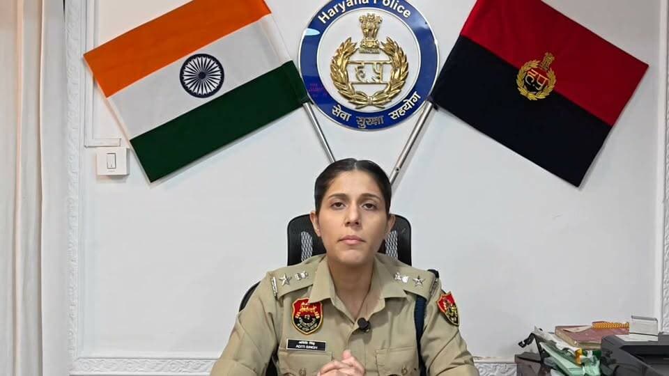 नाबालिग से दुष्कर्म के मामले में दोषी को 20 वर्ष का कठोर कारावास और 52 हजार जुर्माना, फास्ट ट्रैक विशेष पॉक्सो कोर्ट ने सुनाया फैसला
पंचकूला पुलिस की प्रभावी जांच और अभियोजन पक्ष की मजबूत पैरवी लाई रंग, पीड़िता को मिला न्याय
पंचकूला/ 30 अक्टूबर:- पंचकूला में महिला एवं बच्चों के विरुद्ध होने वाले अपराधों पर अंकुश लगाने तथा पीड़ितों को शीघ्र न्याय दिलाने के लिए पुलिस लगातार प्रभावी कार्रवाई कर रही है। इसी कड़ी में नाबालिग से दुष्कर्म के वर्ष 2022 में थाना एमडीसी में दर्ज एक मामले में पंचकूला पुलिस की प्रभावी जांच और अभियोजन पक्ष की न्यायालय में मजबूत पैरवी के परिणामस्वरूप आरोपी को दोषी करार दिया गया है। फास्ट ट्रैक विशेष पॉक्सो न्यायालय, पंचकूला के अतिरिक्त सत्र न्यायाधीश मनीष दुआ ने 35 वर्षीय आरोपी को पॉक्सो एक्ट की धारा 6 के तहत 20 वर्ष के कठोर कारावास तथा 50 हजार रुपये जुर्माने की सजा सुनाई है। इसके अलावा आईपीसी की धारा 506 के तहत 2 वर्ष के कठोर कारावास और 2 हजार रुपये जुर्माने की सजा भी सुनाई गई है। दोनों सजाएं साथ-साथ चलेंगी। पॉक्सो एक्ट के तहत जुर्माना अदा न करने पर 6 माह तथा आईपीसी की धारा 506 के तहत जुर्माना अदा न करने पर 2 सप्ताह का अतिरिक्त साधारण कारावास भुगतना होगा।
डीसीपी पंचकूला आईपीएस अदिति सिंह ने बताया कि वर्ष 2022 में पंचकूला निवासी एक महिला ने थाना एमडीसी में शिकायत दर्ज करवाई थी कि उसकी नाबालिग बेटी के साथ पड़ोस में रहने वाले एक युवक ने बहला-फुसलाकर दुष्कर्म किया है। शिकायत की गंभीरता को देखते हुए पुलिस ने तुरंत संबंधित धाराओं एवं पॉक्सो एक्ट के तहत मामला दर्ज कर जांच शुरू की। पुलिस द्वारा पीड़िता का मेडिकल परीक्षण करवाने के साथ आवश्यक काउंसलिंग भी करवाई गई तथा मामले में आरोपी की पहचान कर उसे गिरफ्तार किया गया।
इसके साथ ही मामले से जुड़े वैज्ञानिक एवं तथ्यात्मक साक्ष्य एकत्रित कर उन्हें न्यायालय के समक्ष प्रस्तुत किया गया। पुलिस की प्रभावी जांच और अभियोजन पक्ष की मजबूत पैरवी के आधार पर फास्ट ट्रैक विशेष पॉक्सो न्यायालय, पंचकूला ने 30 अक्टूबर 2026 को 35 वर्षीय आरोपी को दोषी करार देते हुए उक्त सजा सुनाई।
पंचकूला पुलिस कमिश्नर आईपीएस पंकज नैन ने कहा कि महिला एवं बच्चों के विरुद्ध होने वाले अपराधों में संलिप्त किसी भी दोषी को बख्शा नहीं जाएगा। ऐसे मामलों में प्रत्येक शिकायत को गंभीरता से लेते हुए निष्पक्ष एवं वैज्ञानिक तरीके से जांच की जाती है, ताकि ठोस साक्ष्यों के आधार पर दोषियों को न्यायालय से कड़ी सजा दिलाई जा सके। उन्होंने अभिभावकों से भी अपील की कि वे बच्चों की सुरक्षा, उनकी गतिविधियों और ऑनलाइन संपर्कों पर विशेष ध्यान दें।