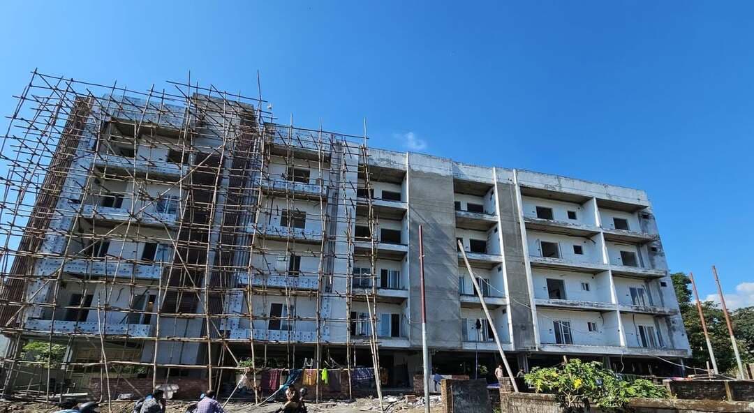 🚨देहरादून में धौरण रोड से सहस्त्रधारा रोड तक अवैध निर्माण सील
स्वीकृत नक्शे से छेड़छाड़ कर बनाया जा रहा था भवन, बिना अनुमति बन रही 7 दुकानों पर भी कार्रवाई
मसूरी देहरादून विकास प्राधिकरण (MDDA) ने अवैध निर्माणों के खिलाफ सख्त रुख अपनाते हुए शनिवार को बड़ी कार्रवाई की। प्राधिकरण की प्रवर्तन टीम ने धौरण रोड स्थित आईटी पार्क क्षेत्र और सहस्त्रधारा रोड पर नियमों को ताक पर रखकर किए जा रहे निर्माण कार्यों को सील कर दिया। कार्रवाई के दौरान स्वीकृत मानचित्रों के विपरीत भवन निर्माण और बिना नक्शा पास कराए दुकानों का निर्माण किए जाने के मामले सामने आए।
धौरण रोड पर छह स्वीकृत नक्शों को जोड़कर बनाया जा रहा था भवन
MDDA की टीम ने धौरण रोड स्थित आईटी पार्क के दून डिवाइन परिसर में मैसर्स युग रियल एलएलपी (देवेश वरयानी) के निर्माण पर कार्रवाई की। प्राधिकरण के मुताबिक, यहां छह अलग-अलग स्वीकृत मानचित्रों के अनुरूप प्रस्तावित निर्माणों को आपस में जोड़कर एक भवन के रूप में विकसित किया जा रहा था। आरोप है कि स्वीकृत नक्शों से हटकर फ्लैट बनाने के उद्देश्य से निर्माण किया जा रहा था। मामले में नियमानुसार वाद दायर करने के बाद प्राधिकरण ने निर्माण को सील कर दिया।
सहस्त्रधारा रोड पर बिना नक्शे के बन रही थीं दुकानें
प्राधिकरण की दूसरी कार्रवाई मंदाकिनी विहार में हुई, जहां शुभ्रा राय द्वारा बिना मानचित्र स्वीकृति के तीन दुकानों का निर्माण कराया जा रहा था। इस मामले में संबंधित पक्ष को अपना पक्ष रखने और जरूरी दस्तावेज प्रस्तुत करने के लिए कई अवसर दिए गए, लेकिन संतोषजनक जवाब नहीं मिलने पर निर्माण को सील कर दिया गया।
वहीं, सहस्त्रधारा रोड पर नॉर्थ साइड सिटी पार्क के समीप साहनी द्वारा बिना मानचित्र स्वीकृति के चार दुकानों का निर्माण किया जा रहा था। MDDA ने इस मामले में भी नियमानुसार कार्रवाई करते हुए निर्माण को सील कर दिया।
नियम तोड़ने वालों को नहीं मिलेगी छूट: बंशीधर तिवारी
MDDA उपाध्यक्ष बंशीधर तिवारी ने स्पष्ट किया कि देहरादून और आसपास के क्षेत्रों का सुनियोजित विकास प्राधिकरण की प्राथमिकता है। भवन निर्माण के लिए स्वीकृत मानचित्र और निर्धारित भवन उपविधियों का पालन करना अनिवार्य है। उन्होंने कहा कि बिना अनुमति निर्माण करने या स्वीकृत नक्शे में मनमाने बदलाव करने वालों के खिलाफ सख्त कार्रवाई जारी रहेगी।
निगरानी के बाद होगी वैधानिक कार्रवाई: मोहन सिंह बर्निया
MDDA सचिव मोहन सिंह बर्निया ने कहा कि प्राधिकरण क्षेत्र में अवैध निर्माणों पर लगातार नजर रखी जा रही है। नियमों का उल्लंघन पाए जाने पर संबंधित पक्ष को नियमानुसार अपना पक्ष रखने का अवसर दिया जाता है। इसके बाद वैधानिक प्रक्रिया के तहत सीलिंग समेत अन्य कार्रवाई की जाती है।
प्राधिकरण ने आमजन और निर्माणकर्ताओं से अपील की है कि किसी भी भवन, दुकान या व्यावसायिक परिसर का निर्माण शुरू करने से पहले मानचित्र स्वीकृत अवश्य कराएं। MDDA ने साफ किया है कि शहर के नियोजित विकास से किसी भी तरह का समझौता नहीं किया जाएगा और अवैध निर्माणों के खिलाफ अभियान आगे भी जारी रहेगा।
#MDDA #DehradunNews #IllegalConstruction #MDDAAction #UttarakhandNews #newsmafiya