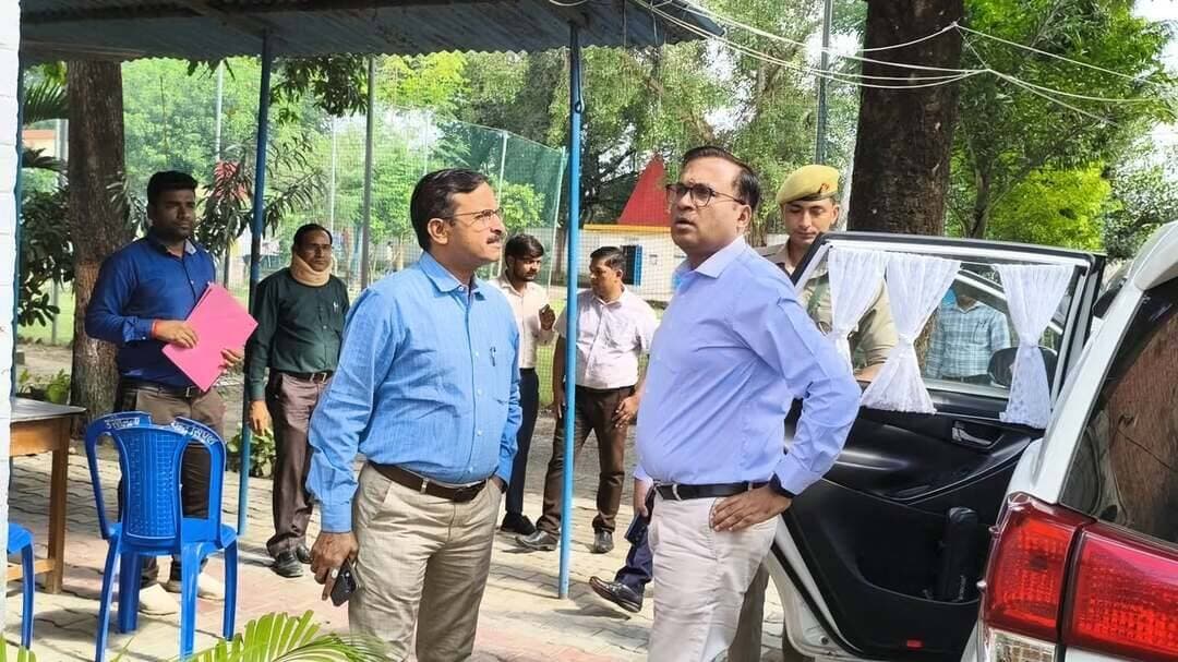 डीएम ने राजकीय बाल गृहों का किया निरीक्षण
शाहजहांपुर। जिलाधिकारी धर्मेंद्र प्रताप सिंह ने शनिवार को महिला कल्याण विभाग द्वारा संचालित राजकीय बाल गृह (बालक) एवं राजकीय बाल गृह (शिशु) का निरीक्षण किया। इस दौरान उन्होंने बच्चों को उपलब्ध कराई जा रही सुविधाओं, आवासीय व्यवस्था, स्वच्छता, भोजन, सुरक्षा और स्वास्थ्य सेवाओं की जानकारी ली। साथ ही अभिलेखों का रखरखाव भी देखा। जिलाधिकारी ने संबंधित अधिकारियों को निर्देश दिए कि संस्थाओं में निर्धारित मानकों के अनुरूप बच्चों को गुणवत्तापूर्ण सुविधाएं उपलब्ध कराई जाएं।
निरीक्षण के दौरान जिलाधिकारी ने संस्था में निवासरत बच्चों के साथ सरदार वल्लभभाई पटेल की जयंती मनाई। उन्होंने सरदार पटेल के चित्र पर पुष्प अर्पित कर दीप प्रज्ज्वलित किया। बच्चों को संबोधित करते हुए उन्होंने सरदार वल्लभभाई पटेल के स्वतंत्रता संग्राम में योगदान और देश के पहले उप प्रधानमंत्री एवं गृहमंत्री के रूप में उनकी भूमिका के बारे में बताया। उन्होंने कहा कि सरदार पटेल को लौह पुरुष के नाम से जाना जाता है और उनकी जयंती 31 अक्टूबर को राष्ट्रीय एकता दिवस के रूप में मनाई जाती है। इस अवसर पर जिलाधिकारी ने बच्चों को मिष्ठान वितरित किया।
इस दौरान जिला प्रोबेशन अधिकारी अश्विनी कुमार, अधीक्षक रामेंद्र शेखर श्रीवास्तव सहित महिला कल्याण विभाग के अधिकारी एवं कर्मचारी मौजूद रहे।