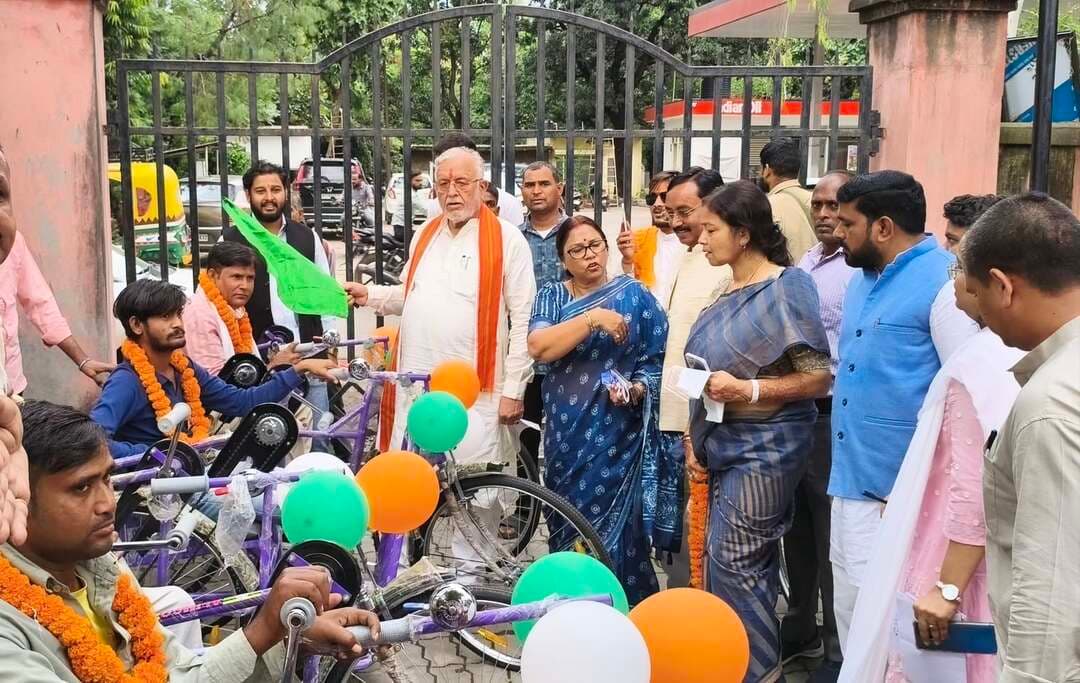 👉#वित्त मंत्री सुरेश खन्ना ने 69 दिव्यांगजनों को बांटे सहायक उपकरण, हरी झंडी दिखाकर किया रवाना
14 मोटराइज्ड ट्राईसाइकिल समेत 69 उपकरण वितरित,कहा - दिव्यांगजनों को आत्मनिर्भर बनाने के लिए सरकार प्रतिबद्ध
शाहजहांपुर। कलेक्ट्रेट परिसर में वित्त एवं संसदीय कार्य मंत्री सुरेश कुमार खन्ना की अध्यक्षता में दिव्यांगजन सहायक उपकरण वितरण कार्यक्रम आयोजित किया गया। इस दौरान वित्त मंत्री ने 69 दिव्यांगजनों को विभिन्न सहायक उपकरण वितरित किए। इनमें 14 मोटराइज्ड ट्राईसाइकिल, 26 ट्राईसाइकिल, छह व्हीलचेयर, 10 एमआर किट, नौ कान की मशीन, एक वॉकिंग स्टिक और तीन ब्लाइंड स्टिक शामिल हैं। उपकरण वितरण के बाद उन्होंने लाभार्थियों को हरी झंडी दिखाकर रवाना किया।
वित्त मंत्री ने कहा कि प्रदेश सरकार दिव्यांगजनों की जरूरतों को ध्यान में रखते हुए उन्हें आत्मनिर्भर और सशक्त बनाने के लिए लगातार काम कर रही है। पात्र दिव्यांगजनों को उनकी आवश्यकता के अनुसार सहायक उपकरण उपलब्ध कराए जा रहे हैं। उन्होंने कहा कि उपकरण देने से पहले दिव्यांगजनों का परीक्षण कर पात्रता सुनिश्चित की जाती है, जिससे उन्हें जरूरत के अनुरूप लाभ मिल सके।कार्यक्रम में महापौर अर्चना वर्मा, महानगर अध्यक्ष शिल्पी गुप्ता, जिला सहकारी बैंक अध्यक्ष डीसी राठौर, पूर्व जिला पंचायत अध्यक्ष अजय प्रताप सिंह, जिलाधिकारी धर्मेंद्र प्रताप सिंह, मुख्य विकास अधिकारी उत्कर्ष द्विवेदी और जिला दिव्यांगजन सशक्तिकरण अधिकारी सृष्टि अग्रवाल सहित अन्य जनप्रतिनिधि व अधिकारी मौजूद रहे।
Suresh Kumar Khanna
DM Shahjahanpur
Archna Verma