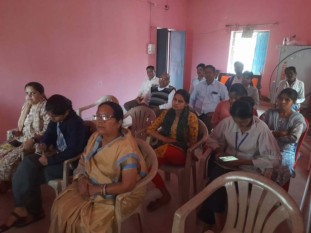 🔳प्रस्फुटन समितियों को दिया क्षमतावर्धन प्रशिक्षण
🔳दस्तावेजीकरण, जनकल्याणकारी योजनाओं और जल संरक्षण के प्रति किया प्रेरित
🔳कटनी - मध्यप्रदेश जन अभियान परिषद द्वारा विकासखंड बहोरीबंद की ग्राम पंचायत पटना में ‘प्रस्फुटन शक्ति संचय अभियान’ के अंतर्गत सेक्टर स्तरीय प्रस्फुटन समितियों का क्षमतावर्धन प्रशिक्षण आयोजित किया गया। नवांकुर संस्था आयुष जनकल्याण सेवा समिति पटना मढिया सेक्टर बाकल, के तत्वावधान में आयोजित प्रशिक्षण में समितियों को दस्तावेजीकरण, जनकल्याणकारी योजनाओं के प्रचार-प्रसार, सामाजिक जागरूकता और ग्रामीण विकास में जनभागीदारी बढ़ाने के संबंध में मार्गदर्शन दिया गया।
कार्यक्रम का शुभारंभ डॉक्टर आकाशराज सोनी सी एच ङबलू , सचिव श्री सरपंचअनंतराम ठाकुर, समाज सेवी शेखलाल ,कोदूलाल हलदकार ,मध्यप्रदेश जनअभियान परिषद के ब्लॉक समन्वयक अरविन्द शाह, परामर्श दाता रामसिंह पटैल, अवधेश बैरागी , उमा अवस्थी मैडम, सहित अन्य अतिथियों द्वारा मां सरस्वती के पूजन एवं माल्यार्पण के साथ किया गया।
प्रशिक्षण के दौरान विकासखंड समन्वयक श्री अरविंद शाह ने मध्यप्रदेश जन अभियान परिषद की कार्यप्रणाली, उद्देश्यों एवं गतिविधियों की जानकारी देते हुए प्रस्फुटन समितियों को सक्रिय रूप से कार्य करने के लिए प्रेरित किया। उन्होंने आवश्यक दस्तावेजीकरण, एनजीओ पंजीयन प्रक्रिया, एमपीजेएपी एप के उपयोग तथा सोशल मीडिया के माध्यम से जनजागरूकता बढ़ाने के संबंध में जानकारी दी।
परामर्शदाता श्री अवधेश बैरागी ने संवाद कौशल एवं प्रभावी संचार तकनीकों की जानकारी देते हुए कहा कि बेहतर जनसंपर्क, सकारात्मक संवाद और आपसी समन्वय से ग्रामीण क्षेत्रों में सामाजिक गतिविधियों को प्रभावी बनाया जा सकता है।रामसिंह पटैल के दवारा प्रशिक्षण में स्वामित्व योजना, नल-जल योजना, बकरी पालन, मत्स्य पालन एवं आजीविका संवर्धन से जुड़ी जनकल्याणकारी योजनाओं की जानकारी भी दी गई।
सचिव श्री रम्मू लाल विश्वकर्मा ने स्वामित्व योजना के प्रचार-प्रसार पर जोर देते हुए कहा कि ग्रामीण विकास की योजनाओं को जन-जन तक पहुंचाने में स्थानीय समितियों की महत्वपूर्ण भूमिका है। वहीं, नवांकुर संस्था के सेक्टर प्रभारी धनीराम लोधी ने संस्था एवं प्रस्फुटन समितियों द्वारा किए जा रहे सामाजिक कार्यों की जानकारी दी।समाजसेवी शेख लाल बर्मन द्वारा सामाजिक संघर्ष की कहानी बताई।
प्रशिक्षण में आगामी कार्ययोजना के तहत जल संरक्षण, जनजागरूकता शिविरों के आयोजन तथा ग्राम पंचायतों के साथ समन्वय स्थापित कर विकास कार्यों को आगे बढ़ाने पर चर्चा हुई। अतिथियों ने समितियों के सदस्यों को समर्पण, सक्रियता और सामूहिक सहभागिता के साथ सामाजिक कार्य करने के लिए प्रेरित किया।
कार्यक्रम में नवांकुर संस्था के अध्यक्ष धनीराम लोधी,सचिव मुकेश पटैल ब्लॉक समन्वयक अरविंद शाह, शेख लाल परामर्शदाता अवधेश बैरागी,रामसिंह पटैल , हनुमंतलालपटैल, रामभरोसपटैल, मनोहर पटैल, नेहा अग्रवाल श्वेता अग्रवाल, नंदिता पटैल, सुष्मिता पटैल, प्रियंका अग्रवाल,राजकपूर लोधी,अन्य सदस्य उपस्थित रहे। अंत में प्रतिभागियों को सहभागिता प्रमाण-पत्र वितरित किए गए।
#JansamparkMP
#CMMadhyaPradesh
#DrMohanYadav51
#udaypratapmp
#jbpcommissioner
#katni
#कटनी