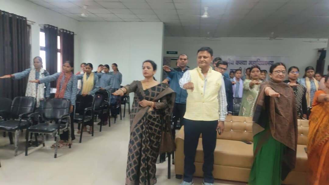 🔳शासकीय कन्या महाविद्यालय में राष्ट्रीय एकता दिवस का आयोजन, छात्राओं ने ली राष्ट्र की एकता एवं अखंडता की शपथ
🔳कटनी - शासकीय कन्या महाविद्यालय, कटनी में प्राचार्य डॉ. चित्रा प्रभात के मार्गदर्शन में भारतीय ज्ञान परंपरा के अंतर्गत लौह पुरुष सरदार वल्लभभाई पटेल की जयंती के उपलक्ष्य में राष्ट्रीय एकता दिवस कार्यक्रम का आयोजन किया गया। कार्यक्रम का मुख्य उद्देश्य छात्राओं को सरदार वल्लभभाई पटेल के महान व्यक्तित्व, राष्ट्र के प्रति उनके योगदान, दृढ़ संकल्प एवं देश की एकता और अखंडता के प्रति उनके समर्पण से परिचित कराना तथा उनमें राष्ट्रीय एकता, सामाजिक सद्भाव एवं देशभक्ति की भावना विकसित करना रहा।
कार्यक्रम के दौरान सर्वप्रथम सरदार वल्लभभाई पटेल के जीवन एवं व्यक्तित्व पर आधारित एक लघु फिल्म का प्रदर्शन किया गया। फिल्म के माध्यम से छात्राओं को उनके संघर्षपूर्ण जीवन, स्वतंत्रता आंदोलन में महत्वपूर्ण भूमिका तथा स्वतंत्रता प्राप्ति के पश्चात देशी रियासतों के एकीकरण में उनके ऐतिहासिक योगदान की जानकारी दी गई। छात्राओं ने फिल्म के माध्यम से यह जाना कि किस प्रकार सरदार पटेल ने अपनी दृढ़ इच्छाशक्ति, दूरदर्शिता एवं कुशल नेतृत्व के बल पर अनेक रियासतों को एक सूत्र में पिरोकर अखंड भारत के निर्माण में महत्वपूर्ण भूमिका निभाई।
इस अवसर पर वक्ताओं ने सरदार वल्लभभाई पटेल के जीवन से प्रेरणा लेते हुए कहा कि राष्ट्रीय एकता किसी भी राष्ट्र की सबसे बड़ी शक्ति होती है। भारत की विविध भाषाएं, संस्कृतियां, परंपराएं एवं धर्म हमारी पहचान हैं और इन विविधताओं के बीच एकता बनाए रखना प्रत्येक नागरिक का नैतिक दायित्व है। युवाओं को राष्ट्रहित को सर्वोपरि रखते हुए सामाजिक समरसता, आपसी भाईचारे एवं राष्ट्रीय एकता को मजबूत बनाने में सक्रिय भूमिका निभानी चाहिए।
कार्यक्रम के अंतर्गत उपस्थित प्राध्यापकों एवं छात्राओं को राष्ट्रीय एकता, अखंडता और सुरक्षा बनाए रखने की शपथ दिलाई गई। सभी ने संकल्प लिया कि वे देश की एकता एवं अखंडता को बनाए रखने के लिए स्वयं को समर्पित करेंगे तथा राष्ट्र की एकता की भावना को अपने जीवन में आत्मसात करते हुए समाज में सद्भाव एवं भाईचारे का संदेश प्रसारित करेंगे।
कार्यक्रम के माध्यम से छात्राओं को लौह पुरुष सरदार वल्लभभाई पटेल के आदर्शों, विचारों एवं राष्ट्र निर्माण में उनके योगदान से प्रेरणा लेने का संदेश दिया गया। साथ ही भारतीय ज्ञान परंपरा के मूल्यों को आत्मसात करते हुए एक सशक्त, संगठित एवं समरस भारत के निर्माण में अपनी सहभागिता सुनिश्चित करने के लिए प्रेरित किया गया।
#JansamparkMP
#CMMadhyaPradesh
#DrMohanYadav51
#udaypratapmp
#jbpcommissioner
#katni
#कटनी