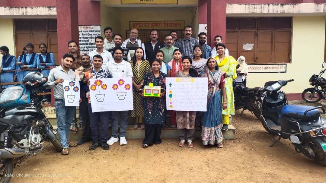 🔳जिले के 51 जन शिक्षा केंद्रों में हुआ शैक्षिक संवाद
🔳टीएलएम प्रदर्शनी के जरिए बच्चों को गतिविधियों से सिखाने पर जोर, 1500 शिक्षकों ने लिया हिस्सा
🔳कटनी - कलेक्टर श्री आशीष तिवारी के मार्गदर्शन में शनिवार को जिले के सभी 51 जन शिक्षा केंद्रों में शैक्षिक संवाद आयोजित किया गया। अक्टूबर माह का विषय ‘शिक्षण अधिगम सामग्री (टीएलएम) के प्रभावी उपयोग से सीखना’ रहा। इसमें प्राथमिक शालाओं की कक्षा 3 से 5 तक के लगभग 1500 शिक्षकों ने सहभागिता की।
शैक्षिक संवाद का प्रमुख आकर्षण टीएलएम प्रदर्शनी रही। इसका उद्देश्य बच्चों को खेल-खेल में और व्यावहारिक गतिविधियों के माध्यम से सिखाना तथा ‘करके सीखने’ (लर्निंग बाय डूइंग) की अवधारणा को बढ़ावा देना है। टीएलएम के उपयोग से बच्चों को विभिन्न विषयों और अवधारणाओं को आसानी से समझने में मदद मिलेगी। साथ ही, सीखने में कठिनाई महसूस करने वाले बच्चों को उपयुक्त गतिविधियों के माध्यम से अगले दक्षता स्तर तक पहुंचाने में सहायता मिलेगी।
इस अवसर पर जिला शिक्षा एवं प्रशिक्षण संस्थान (डाइट), कटनी की फैकल्टी ने वेंकट वार्ड जन शिक्षा केंद्र में आयोजित संवाद का अवलोकन किया। साथ ही निपुण लक्ष्यों की प्राप्ति और शिक्षण-अधिगम सामग्री के प्रभावी उपयोग को लेकर शिक्षकों से गहन संवाद किया गया।
#JansamparkMP
#CMMadhyaPradesh
#DrMohanYadav51
#udaypratapmp
#jbpcommissioner
#katni
#कटनी