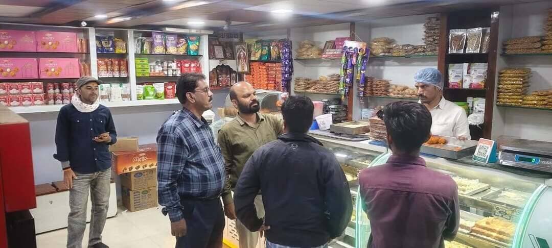 🔳खाद्य सुरक्षा विभाग ने किया खाद्य प्रतिष्ठानों का औचक निरीक्षण, मिठाइयों के नमूने लिए
🔳कटनी - दीपावली पर्व के मद्देनजर उपभोक्ताओं को शुद्ध एवं गुणवत्तापूर्ण मिठाइयां उपलब्ध कराने के उद्देश्य से कलेक्टर श्री आशीष तिवारी के निर्देश पर खाद्य सुरक्षा विभाग द्वारा जिले में खाद्य प्रतिष्ठानों का निरीक्षण कर नमूने लिए जा रहे हैं।
इसी क्रम में विजयराघवगढ़ एवं कैमोर क्षेत्र में तहसीलदार श्री राजेन्द्र श्रीवास्तव, नगर परिषद कैमोर के अधिकारियों-कर्मचारियों तथा खाद्य सुरक्षा विभाग की टीम ने संयुक्त रूप से औचक निरीक्षण किया। इस दौरान कैमोर स्थित मां बीकानेर मिष्ठान भंडार एवं मामा स्वीट्स इंदौर सेव भंडार से मिल्क केक, मथुरा पेड़ा एवं पेड़ा सहित विभिन्न मिठाइयों के नमूने जांच के लिए संग्रहित किए गए। निरीक्षण के दौरान स्वच्छता में कमी पाए जाने पर नगर परिषद के कर्मचारियों द्वारा मौके पर जुर्माने की कार्रवाई भी की गई।
टीम द्वारा सुभाष चौक, कटनी स्थित देश भंडार से खोया बर्फी एवं नमकीन के नमूने जांच हेतु संग्रहित किये गये। जबकि बरही क्षेत्र में तहसीलदार श्री संतोष श्रीवास्तव एवं खाद्य सुरक्षा विभाग की टीम द्वारा संयुक्त रूप से विभिन्न खाद्य प्रतिष्ठानों का निरीक्षण एवं नमूना कार्रवाई की गई। इस दौरान सुयश स्वीट्स से मावा एवं पेड़ा, बीकानेर स्वीट्स से खोवा एवं दूध बर्फी, राजीव स्वीट्स से बर्फी एवं पतीसा, श्री राम स्वीट्स से खोवा एवं बर्फी तथा बस स्टैंड, बरही स्थित शेखर स्वीट्स से पेड़ा एवं मगज लड्डू के नमूने जांच हेतु संग्रहित किये गये।
सभी नमूनों को जांच के लिए राज्य खाद्य परीक्षण प्रयोगशाला, भोपाल भेजा जा रहा है। जांच रिपोर्ट में खाद्य पदार्थों के मानकों के अनुरूप नहीं पाए जाने पर खाद्य सुरक्षा एवं मानक अधिनियम, 2006 के तहत वैधानिक कार्रवाई की जाएगी।
#JansamparkMP
#CMMadhyaPradesh
#DrMohanYadav51
#udaypratapmp
#jbpcommissioner
#katni
#कटनी