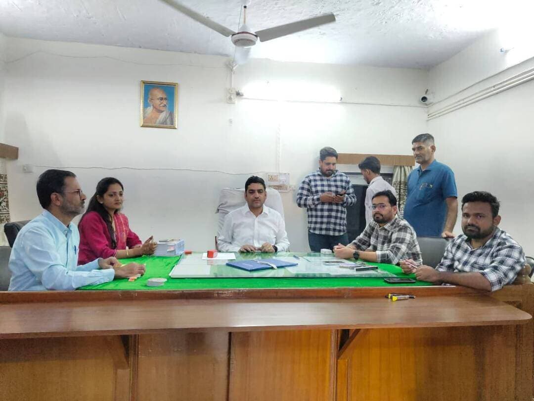 #संगरिया पंचायत समिति सदस्य चुनाव:
पहले दिन 6 उम्मीदवारों ने 9 नाम निर्देशन पत्र दाखिल किए
संगरिया की आवाज़।
#संगरिया लोक सूचना जारी होने के साथ ही पंचायत समिति सदस्य चुनाव के लिए नाम निर्देशन पत्र दाखिल करने का कार्य शनिवार से शुरू हो गया। रिटर्निंग अधिकारी एवं उपखंड अधिकारी जय कौशिक ने बताया कि पंचायत समिति सदस्य चुनाव के लिए नामांकन भरने के पहले दिन 6 उम्मीदवारों के 9 फ़ार्म प्राप्त हुए है।
सहायक रिटर्निंग अधिकारी एवं तहसीलदार मोनिका बंसल ने बताया कि पंचायत समिति सदस्य
वार्ड 1 से सुरस्ती ने कांग्रेस,
वार्ड 2 में गुरसेवक सिंह ने कांग्रेस व निर्दलीय, महकप्रीत सिंह ने निर्दलीय,
वार्ड 4 से गुरदीप कौर ने भाजपा व निर्दलीय,
वार्ड 9 से सावित्री बहुजन समाज पार्टी,
वार्ड 16 से कृष्ण कुमार जैन ने कांग्रेस व निर्दलीय से अपना नामांकन फार्म दाखिल किया है।
उन्होंने बताया कि नामांकन फार्म 4 नवंबर तक लिए जाएंगे। उन्होंने बताया कि नाम निर्देशन पत्र दाखिल करने में आमजन की सुविधा के लिए उपखंड कार्यालय परिसर के सभागार में विशेष हैल्प डैस्क स्थापित किया गया है। दाखिल किए गए नामांकन पत्रों की संवीक्षा 5 नवंबर को होगी। नामांकन पत्र वापसी 6 नवंबर अपराह्न 3 बजे तक होगी तथा इसी दिन चुनाव चिन्हों का आवंटन किया जाएगा।
1.नामांकन पत्र टेबल पर रिटर्निंग अधिकारी एवं टीम
2.नामांकन पत्र टीम को निर्देशित करते हुए
3.नामांकन पत्र दाखिल करने के लिए बनाए हैल्प डैस्क पर जानकारी लेते हुए
संगरिया की आवाज़