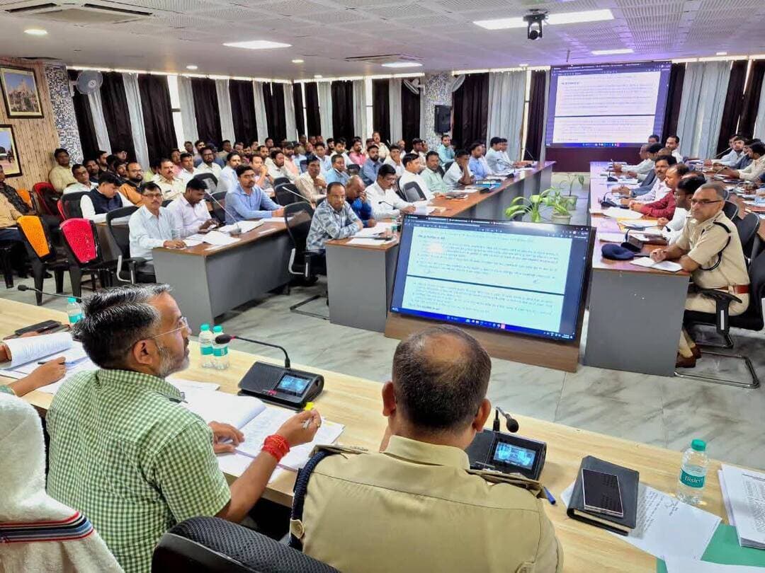 JTET परीक्षा को लेकर गिरिडीह DC सख्त, जिले में बने 46 केंद्र
झारखंड शिक्षक पात्रता परीक्षा (JTET)-2026 के सफल और कदाचारमुक्त आयोजन को लेकर गिरिडीह उपायुक्त रामनिवास यादव ने अधिकारियों, केंद्राधीक्षकों और पुलिस पदाधिकारियों के साथ बैठक कर तैयारियों की समीक्षा की।
1 नवंबर को दो पालियों में होने वाली परीक्षा के लिए जिले में 46 केंद्र बनाए गए हैं। उपायुक्त ने सुरक्षा और विधि-व्यवस्था बनाए रखने तथा दिशा-निर्देशों का सख्ती से पालन करने का निर्देश दिया। उन्होंने स्पष्ट कहा कि परीक्षा में किसी भी तरह की लापरवाही या कदाचार बर्दाश्त नहीं किया जाएगा।
#apnagiridihnews #GiridihNews #JTET #ExamPreparation #एग्जाम