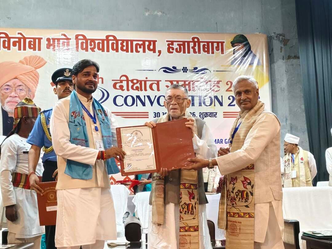 गिरिडीह के किसान परिवार के बेटे मनोज कुमार को डॉक्टरेट की उपाधि, भूगोल विषय में किया शोध
गिरिडीह जिले के देवरी प्रखंड अंतर्गत डुमरडीहा गांव के रहने वाले मनोज कुमार ने अपनी मेहनत और लगन से परिवार के साथ-साथ क्षेत्र का नाम रोशन किया है। किसान परिवार से ताल्लुक रखने वाले मनोज कुमार को विनोबा भावे विश्वविद्यालय, हजारीबाग से भूगोल विषय में शोध उपाधि (पीएचडी) प्रदान की गई है।
मनोज कुमार, पिता पियारी महतो और माता राधा देवी के छोटे पुत्र हैं। उन्होंने अपने शोध में गिरिडीह जिले के देवरी प्रखंड में बदलता फसल प्रतिरूप 1960-2020, एक भौगोलिक विश्लेषण विषय पर अध्ययन किया।
उनके शोध कार्य के लिए माननीय राज्यपाल-सह-कुलाधिपति तथा विनोबा भावे विश्वविद्यालय के कुलपति द्वारा उन्हें डॉक्टरेट की उपाधि प्रदान की गई।
मनोज कुमार की इस उपलब्धि से उनके परिवार, गांव और क्षेत्र में खुशी का माहौल है। एक किसान परिवार से निकलकर उच्च शिक्षा के क्षेत्र में यह मुकाम हासिल करना उनकी मेहनत, लगन और शैक्षणिक समर्पण को दर्शाता है।
#apnagiridihnews #JharkhandNews #डॉक्टर #doctor @topfans