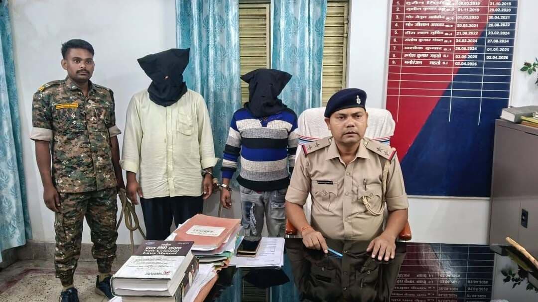 1,200 लीटर अवैध स्प्रिट के साथ दो बोलेरो वाहन जब्त, दो अभियुक्त गिरफ्तार। बुढ़ई थाना पुलिस द्वारा तिलैया मोड़ के पास सघन वाहन जांच अभियान ,
🔹 गिरफ्तार अभियुक्तों की संख्या: 02
🔹 फरार अभियुक्तों की संख्या: 01
🔹 जब्त स्प्रिट: लगभग 1,200 लीटर
🔹 जब्त वाहन: 02 बोलेरो
जब्त स्प्रिट का विवरण:
- बोलेरो संख्या JH04E 4414 से 400 लीटर स्प्रिट।
- बोलेरो संख्या JH15E 7080 से 800 लीटर स्प्रिट।