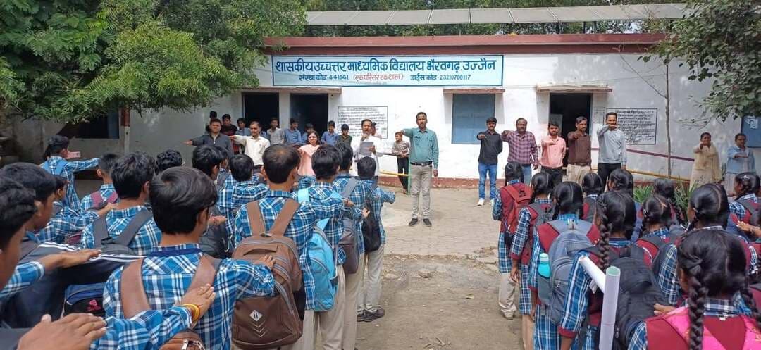 🔸राष्ट्रीय एकता दिवस पर शासकीय विद्यालयों में स्वास्थ्य जागरूकता सत्र आयोजित
🔸किशोरावस्था के शारीरिक एवं मानसिक स्वास्थ्य, संतुलित आहार, योग और जीवन मूल्यों के प्रति विद्यार्थियों को किया जागरूक।
आयुष विभाग द्वारा जीवाजीगंज एवं भैरवगढ़ के शासकीय विद्यालयों में आयोजित कार्यक्रम में सरदार वल्लभभाई पटेल के योगदान और राष्ट्रीय एकता का महत्व बताया गया। अंत में विद्यार्थियों एवं शिक्षकों ने राष्ट्रीय एकता दिवस की शपथ ली।
CM&HO Office Ujjain Jansampark Madhya Pradesh JDjansampark Ujjain Directorate of Health Services, Madhya Pradesh