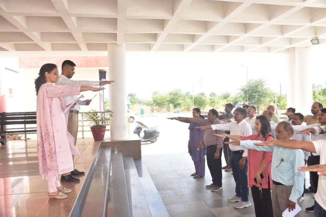 लोह पुरुष सरदार वल्लभभाई पटेल की जयंती राष्ट्रीय एकता दिवस के अवसर पर जिला कलेक्टर कार्यालय सभा कक्ष तथा अन्य स्थानों पर राष्ट्रीय एकता दिवस पर राष्ट्रीय एकता अखंडता तथा सुरक्षा की शपथ ली गई। कलेक्टर कार्यालय में डिप्टी कलेक्टर श्री शुभम गुर्जर ने उपस्थित अधिकारियों कर्मचारियों को शपथ दिलाई।
#मंदसौर
#Mandsaur
