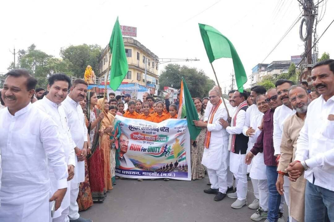 राष्ट्रीय एकता दिवस पर रन फॉर यूनिटी मैराथन दौड़ आयोजित की गई
सरदार वल्लभभाई पटेल की जयंती राष्ट्रीय एकता दिवस के अवसर पर मंदसौर मुख्यालय पर रन फॉर यूनिटी मैराथन दौड़ आयोजित की गई। जिला प्रशासन तथा पांच मध्य प्रदेश एनसीसी बटालियन के इस आयोजन में जिले के लगभग 200 एनसीसी कैडेट्स भी शामिल हुए। इस अवसर पर सांसद श्री सुधीर गुप्ता, जिला पंचायत अध्यक्ष श्रीमती दुर्गा विजय पाटीदार, पूर्व विधायक श्री राधेश्याम पाटीदार, पूर्व विधायक श्री यशपाल सिंह सिसोदिया, नगर पालिका अध्यक्ष श्रीमती रमादेवी बंशीलाल गुर्जर, पार्षद श्रीमती भारतीय पाटीदार, श्री धीरज पाटीदार, जिला योजना समिति सदस्य श्री राजेश दीक्षित, अपर कलेक्टर श्रीमती एकता जायसवाल, एसडीएम श्री शुभम पाटीदार, श्री मदन लाल राठौर, एनसीसी के कमान अधिकारी कर्नल श्री सुनील चीकोड़े आदि उपस्थित थे।
इस अवसर पर सांसद श्री गुप्ता ने अपने संबोधन में राष्ट्रीय एकता दिवस के आयोजन की अवधारणा की जानकारी दी। उन्होंने सरदार वल्लभभाई पटेल के देश की एकता अखंडता तथा स्वतंत्रता संग्राम में योगदान से अवगत कराया तथा उनसे प्रेरणा लेने की बात कही। रन फॉर यूनिटी में भाग ले रहे एनसीसी कैडेट्स के संबंध में श्री गुप्ता ने कहा की एनसीसी ऐसा संगठन है जिसमें देशभर के युवा अनुशासन एकता और भाईचारे की भावना के साथ जुड़ते हैं। एनसीसी के माध्यम से युवा देश सेवा और राष्ट्र निर्माण में महत्वपूर्ण भूमिका निभा रहे हैं।
जिला पंचायत अध्यक्ष श्रीमती दुर्गा विजय पाटीदार ने राष्ट्रीय एकता दिवस की शपथ दिलाई। रन फॉर यूनिटी में जनप्रतिनिधि, नागरिक, अधिकारी, कर्मचारी, अशासकीय संगठन, स्वयं सहायता समूह के सदस्य, खिलाड़ी, युवा, विद्यार्थी, समाजसेवी, उद्योगपति, व्यापारी आदि सम्मिलित हुए। मैराथन दौड़ रन फॉर यूनिटी सरदार पटेल चौराहे से प्रारंभ होकर कॉलेज ग्राउंड पर समाप्त हुई।
इस अवसर पर सरदार वल्लभभाई पटेल की प्रतिमा पर सांसद श्री सुधीर गुप्ता, जिला पंचायत अध्यक्ष श्रीमती दुर्गा विजय पाटीदार, नगर पालिका अध्यक्ष श्रीमती रामादेवी बंशीलाल गुर्जर, पूर्व विधायक श्री यशपाल सिंह सिसोदिया आदि के द्वारा माल्यार्पण किया गया।
#मंदसौर
#Mandsaur