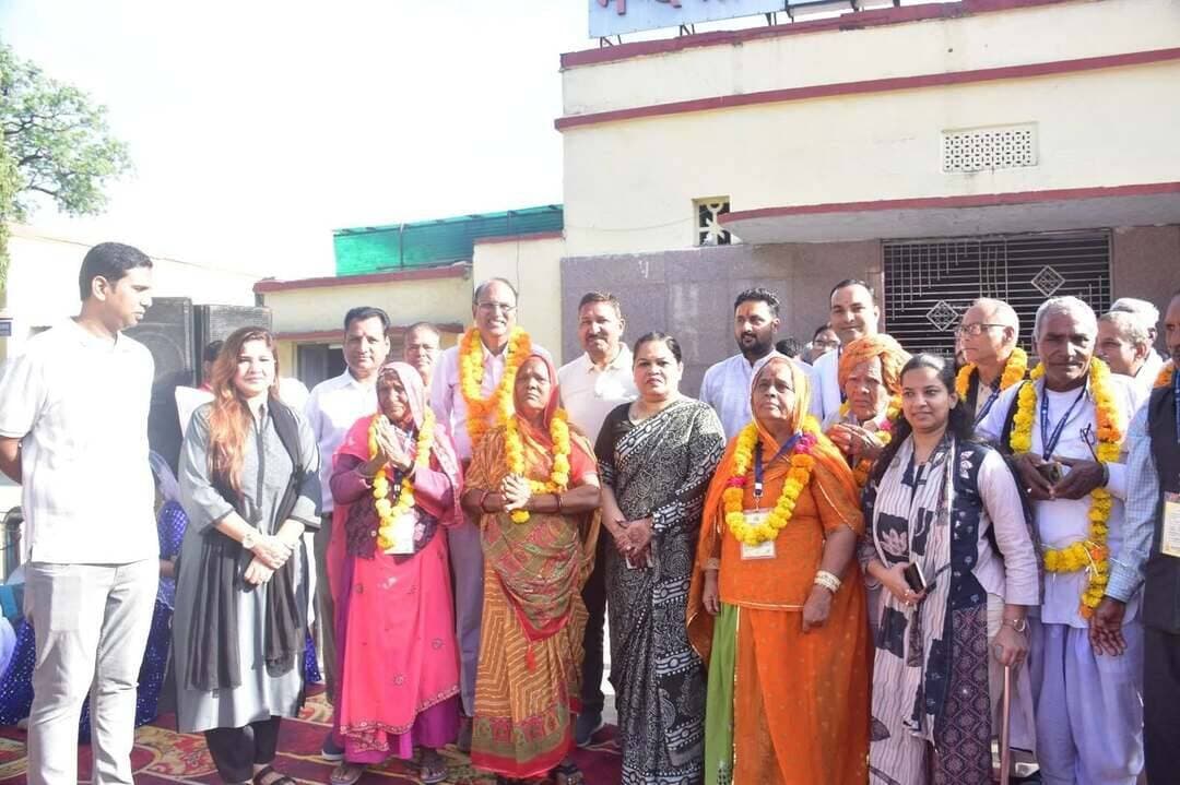 मंदसौर जिले के यात्री अयोध्या काशी तीर्थ यात्रा पर रवाना हुए
सांसद श्री गुप्ता ने यात्रियों का स्वागत सम्मान किया
मुख्यमंत्री तीर्थ दर्शन योजना के अंतर्गत 31 अक्टूबर को प्रातः मंदसौर रेलवे स्टेशन से जिले के 262 यात्री अयोध्या काशी की तीर्थ यात्रा पर रवाना हुए।
इस अवसर पर सांसद श्री सुधीर गुप्ता, जिला पंचायत अध्यक्ष श्रीमती दुर्गा विजय पाटीदार, जनपद पंचायत अध्यक्ष श्री बसंत शर्मा, पूर्व जिला पंचायत अध्यक्ष श्रीमती प्रियंका गिरी गोस्वामी, पूर्व विधायक श्री यशपाल सिंह सिसोदिया, अपर कलेक्टर श्रीमती एकता जायसवाल, संयुक्त कलेक्टर श्रीमती प्रीति संघवी आदि उपस्थित थे। इस अवसर पर तीर्थ यात्रियों का सांसद श्री गुप्ता, जिला पंचायत अध्यक्ष श्रीमती दुर्गा पाटीदार तथा अन्य जनप्रतिनिधियों द्वारा स्वागत सम्मान किया गया।
#मंदसौर
#Mandsaur