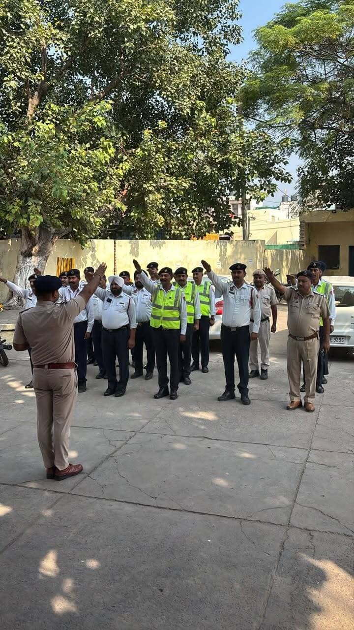 लौह पुरुष सरदार वल्लभभाई पटेल की 151वीं जयंती पर पंचकूला पुलिस ने मनाया राष्ट्रीय एकता दिवस, सभी थाना, चौकी एवं कार्यालयों में पुलिसकर्मियों ने लिया देश की एकता, अखंडता और सुरक्षा बनाए रखने का संकल्प
एकतानगर, गुजरात में आयोजित राष्ट्रीय एकता दिवस समारोह का पंचकूला पुलिस ने देखा लाइव प्रसारण, एकता परेड और भारत पर्व के माध्यम से दिया राष्ट्रीय एकता एवं देशभक्ति का संदेश
पंचकूला/ 31 अक्टूबर:- देश की एकता, अखंडता और संप्रभुता को बनाए रखने तथा राष्ट्रीय एकजुटता की भावना को मजबूत करने के उद्देश्य से आज पंचकूला पुलिस द्वारा लौह पुरुष सरदार वल्लभभाई पटेल की 151वीं जयंती के अवसर पर राष्ट्रीय एकता दिवस मनाया गया। इस अवसर पर पंचकूला के सभी थाना, पुलिस चौकियों एवं कार्यालयों में पुलिस अधिकारियों और कर्मचारियों ने राष्ट्र की एकता, अखंडता और सुरक्षा बनाए रखने की शपथ ली। साथ ही गुजरात के एकतानगर में आयोजित राष्ट्रीय एकता दिवस के भव्य समारोह का लाइव प्रसारण भी पुलिसकर्मियों द्वारा देखा गया।
डीसीपी पंचकूला आईपीएस अदिति सिंह के अनुसार, 31 अक्टूबर को सरदार वल्लभभाई पटेल की जयंती को राष्ट्रीय एकता दिवस के रूप में मनाया जाता है। इसी क्रम में पंचकूला पुलिस के सभी थाना, चौकी एवं कार्यालयों में विशेष कार्यक्रम आयोजित कर पुलिसकर्मियों को राष्ट्रीय एकता, सामाजिक सद्भाव और देश की आंतरिक सुरक्षा के प्रति उनकी जिम्मेदारियों का स्मरण करवाया गया। इस दौरान सभी पुलिसकर्मियों ने देश की एकता और अखंडता को बनाए रखने तथा राष्ट्र की सुरक्षा के लिए पूरी निष्ठा और समर्पण के साथ कार्य करने का संकल्प लिया।
इस अवसर पर गुजरात के एकतानगर में आयोजित राष्ट्रीय स्तर के कार्यक्रम का लाइव प्रसारण भी दिखाया गया, जिसमें भव्य एकता परेड, एकता प्रकाश पर्व और भारत पर्व सहित विभिन्न कार्यक्रमों के माध्यम से देश की सांस्कृतिक विविधता, देशभक्ति और राष्ट्रीय एकजुटता का संदेश दिया गया। पंचकूला पुलिस के अधिकारियों एवं कर्मचारियों ने इन कार्यक्रमों को देखा और सरदार वल्लभभाई पटेल के राष्ट्र निर्माण में दिए गए योगदान को याद किया।
पुलिस कमिश्नर आईपीएस पंकज नैन ने कहा कि सरदार वल्लभभाई पटेल का जीवन और उनके विचार हमें राष्ट्र की एकता, अखंडता और सामूहिक शक्ति का महत्व समझाते हैं। उन्होंने देश की विभिन्न रियासतों को एक सूत्र में पिरोकर मजबूत और एकजुट भारत के निर्माण में ऐतिहासिक भूमिका निभाई। राष्ट्रीय एकता दिवस हमें उनके आदर्शों को अपने जीवन और कार्यशैली में अपनाने की प्रेरणा देता है। उन्होंने कहा कि पुलिस बल का दायित्व केवल कानून-व्यवस्था बनाए रखना ही नहीं, बल्कि समाज में शांति, सौहार्द और सुरक्षा का वातावरण सुनिश्चित करना भी है। पंचकूला पुलिस राष्ट्र की एकता, अखंडता और आंतरिक सुरक्षा बनाए रखने के लिए सदैव प्रतिबद्ध है।
