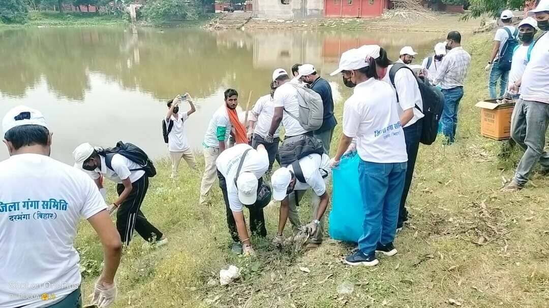 *जिला गंगा समिति द्वारा जल स्त्रोतों कि स्वच्छता हेतु श्रमदान, संवाद एवं संकल्प कार्यक्रम आयोजित*
*विशेष अभियान 6.0 के तहत जलस्रोतों की स्वच्छता, प्रदूषण नियंत्रण एवं पर्यावरण संरक्षण के प्रति किया गया जागरूक*
दरभंगा, 31 अक्टूबर 2026 :-
जिला पदाधिकारी-सह-अध्यक्ष, जिला गंगा समिति, दरभंगा श्री कौशल कुमार के निर्देशानुसार विशेष अभियान 6.0 के अंतर्गत जिला गंगा समिति, दरभंगा द्वारा ललित नारायण मिथिला विश्वविद्यालय के स्नातकोत्तर समाजशास्त्र विभाग के सहयोग से जलस्रोतों की स्वच्छता हेतु श्रमदान,संवाद एवं संकल्प कार्यक्रम का आयोजन किया गया।
कार्यक्रम की शुरुआत समाजशास्त्र विभाग, नरगौना परिसर में आयोजित संवाद सत्र से हुई, जिसमें विद्यार्थियों एवं युवाओं के साथ नदियों, तालाबों एवं अन्य जलस्रोतों की वर्तमान स्थिति, उनकी स्वच्छता, संरक्षण तथा प्रदूषण से उत्पन्न होने वाली चुनौतियों पर विस्तार से चर्चा की गई।
संवाद के दौरान जलस्रोतों में घरेलू अपशिष्ट, प्लास्टिक एवं अन्य कचरे के निस्तारण, जल प्रदूषण की रोकथाम तथा स्वच्छता बनाए रखने में व्यक्तिगत एवं सामुदायिक जिम्मेदारी के महत्व पर विशेष जोर दिया गया।
विद्यार्थियों को प्रेरित किया गया कि वे जलस्रोतों के संरक्षण को केवल प्रशासनिक जिम्मेदारी न मानकर अपने दैनिक जीवन एवं सामाजिक व्यवहार का अभिन्न हिस्सा बनाएं तथा इसके प्रति अपने परिवार और समुदाय को भी जागरूक करें।
संवाद सत्र के उपरांत सभी प्रतिभागियों ने नरगौना परिसर स्थित तालाब घाट एवं मनोकामना मंदिर परिसर स्थित तालाब घाट पर पहुंचकर स्वच्छता हेतु श्रमदान किया।
इस अवसर पर जिला परियोजना पदाधिकारी, जिला गंगा समिति, श्री फारूक इमाम ने कहा कि जलस्रोतों के संरक्षण के प्रति हम सभी को संवेदनशील होने और अपनी जिम्मेदारी समझने की आवश्यकता है।
युवाओं एवं विद्यार्थियों को अपने दैनिक व्यवहार में स्वच्छता एवं पर्यावरण संरक्षण को अपनाना चाहिए। उन्होंने कहा कि जागरूकता केवल संवाद तक सीमित न रहे, बल्कि उसे व्यक्तिगत आचरण एवं सामूहिक प्रयासों के माध्यम से समाज तक पहुंचाया जाए।
कार्यक्रम की अध्यक्षता समाजशास्त्र विभाग के विभागाध्यक्ष-सह-संकायाध्यक्ष प्रो. ध्रुव कुमार ने की।
उन्होंने कहा कि नदियों, तालाबों एवं अन्य जलस्रोतों का संरक्षण हम सभी का सामूहिक दायित्व है। औद्योगिक कचरे एवं घरेलू गंदे पानी को नदियों में जाने से रोकने के लिए जनजागरूकता और सामूहिक प्रयासों की आवश्यकता है।
कार्यक्रम की संयोजिका डॉ. सुनीता कुमारी, सहायक प्राध्यापिका, विश्वविद्यालय समाजशास्त्र विभाग रहीं। उन्होंने कार्यक्रम के आयोजन के उद्देश्यों पर प्रकाश डालते हुए विद्यार्थियों एवं युवाओं की सक्रिय सहभागिता के महत्व को रेखांकित किया। कार्यक्रम का संचालन अक्षय कुमार झा ने किया। इस अवसर पर डॉ. सारिका पांडेय, डॉ. लक्ष्मी कुमारी, डॉ. राफिया काजिम एवं डॉ. प्रमोद गांधी ने भी अपने विचार व्यक्त किए।
कार्यक्रम में युवा वॉलंटियर्स पूजा कुमारी, संजीव कुमार, साक्षी कुमारी, सूरज ठाकुर, सुमित कुमार, मनीषा कुमारी, आरती ज्योति, सोनाली कुमारी, विक्रम ठाकुर, ओंकार साह सहित अन्य युवाओं ने बढ़-चढ़कर हिस्सा लिया।
गंगा एवं उसकी सहायक नदियों, तालाबों तथा अन्य जल स्रोतों को स्वच्छ एवं प्रदूषणमुक्त बनाए रखने, उनमें कूड़ा-कचरा एवं पॉलीथिन का निस्तारण नहीं करने, जलीय जीवों एवं वृक्षों के संरक्षण हेतु कार्य करने तथा स्वच्छता के प्रति समाज को जागरूक करने का संकल्प सभी ने लिया।
#BiharSarkar
#CMBihar
#SamratChoudhary
#CMSamrat
#MukhyamantriBihar