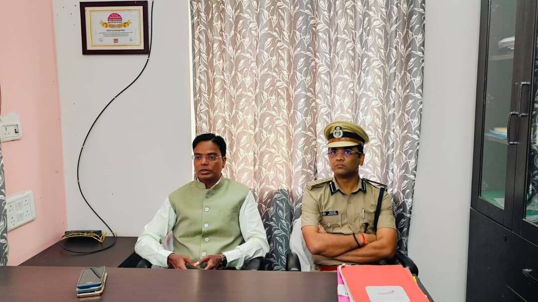 दरभंगा, 31 अक्टूबर 2026 :- आज जिला पदाधिकारी, दरभंगा श्री कौशल कुमार एवं वरीय पुलिस अधीक्षक, दरभंगा द्वारा वन स्टॉप सेंटर (OSC), दरभंगा का संयुक्त रूप से निरीक्षण किया गया।
निरीक्षण के क्रम में जिला पदाधिकारी एवं वरीय पुलिस अधीक्षक द्वारा केंद्र परिसर की साफ-सफाई, स्वच्छता, उपलब्ध आधारभूत संरचना, सुरक्षा व्यवस्था, अभिलेखों के संधारण तथा पीड़ित महिलाओं को उपलब्ध कराई जा रही सुविधाओं का जायजा लिया गया।
निरीक्षण के दौरान जिलाधिकारी द्वारा केंद्र परिसर एवं भवन में साफ-सफाई तथा स्वच्छता की समुचित व्यवस्था सुनिश्चित करने का निर्देश दिया गया।
साथ ही इसके अतिरिक्त, सखी वन स्टॉप सेंटर के भवन एवं आधारभूत संरचना का भी निरीक्षण किया गया। भवन की मरम्मत एवं आवश्यक सुधार कार्यों को पूर्ण कराने के लिए जिलाधिकारी द्वारा 15 दिनों की समय-सीमा निर्धारित की गई। संबंधित अधिकारियों एवं कर्मियों को निर्देश दिया गया कि निर्धारित अवधि के भीतर आवश्यक मरम्मत एवं सुधार कार्य सुनिश्चित किए जाएँ।
जिला पदाधिकारी द्वारा वन स्टॉप सेंटर में आने वाली पीड़ित महिलाओं को संवेदनशीलता, तत्परता एवं सम्मान के साथ सहायता उपलब्ध कराने तथा केंद्र की सभी व्यवस्थाओं को निर्धारित मानकों के अनुरूप संचालित करने पर विशेष बल दिया गया।
वरीय पुलिस अधीक्षक महोदय द्वारा महिला सुरक्षा से जुड़े मामलों में पुलिस एवं वन स्टॉप सेंटर के बीच प्रभावी समन्वय स्थापित कर त्वरित कार्रवाई सुनिश्चित करने का निर्देश दिया गया।
वन स्टॉप सेंटर, दरभंगा महिलाओं को हिंसा एवं संकट की परिस्थितियों में एक ही छत के नीचे चिकित्सीय सहायता, पुलिस सहायता,विधिक परामर्श, मनोवैज्ञानिक परामर्श एवं अस्थायी आश्रय जैसी समेकित सेवाएँ उपलब्ध कराने हेतु प्रतिबद्ध है।
जिला प्रोग्राम पदाधिकारी श्रीमती चाँदनी सिंह द्वारा बताया गया कि निरीक्षण का मुख्य उद्देश्य केंद्र की कार्यप्रणाली, अभिलेखों के संधारण तथा उपलब्ध आधारभूत सुविधाओं की स्थिति का जायजा लेना, ताकि केंद्र में आने वाली पीड़ित महिलाओं को सुरक्षित, सुगम एवं बेहतर वातावरण में आवश्यक सहायता उपलब्ध कराई जा सके।
निरीक्षण के दौरान जिला परियोजना प्रबंधक ब्रजेश कुमार सिंह, जिला मिशन समन्वयक ऋषि कुमार, केंद्र प्रशासक, अजमतुन निशा, समेत OSC के सभी कर्मी मौके पर मौजूद रहे।
#BiharSarkar
#CMBihar
#SamratChoudhary
#CMSamrat
#MukhyamantriBihar