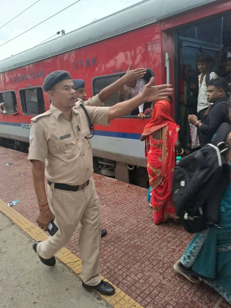कोडरमा गया रेलखंड त्योहारों को लेकर सभी स्टेशन पर बढ़ी चौकसी
झुमरी तिलैया - धनबाद रेल मंडल के अंतर्गत झारखण्ड और बिहार के क्षेत्रों में छोटे-बड़े स्टेशनों पर आरपीएफ और जीआरपी ने सुरक्षा कड़ी की है। नशाखुरानी गिरोह की घटनाओं के बाद जवान स्टेशनों, वेटिंग रूम, फुट ओवरब्रिज और प्लेटफॉर्म पर तैनात हैं। संयुक्त दल गश्त कर रहा है, लंबी दूरी की ट्रेनों के जनरल और स्लीपर कोच में औचक निरीक्षण कर रहा है तथा संदिग्ध लोगों से पूछताछ और सामान की तलाशी ले रहा है।
त्योहारों में रेलखंड पर सुरक्षा के कड़े इंतजाम
इन दिनों चल रहे त्योहारों के सीजन को देखते हुए कोडरमा गया रेलखंड के सभी छोटे-बड़े स्टेशनों पर सुरक्षा व्यवस्था बेहद कड़ी कर दी गई है। यात्रियों की भारी भीड़ और त्योहारी हलचल के बीच असामाजिक तत्वों, संदिग्धों और अपराधियों पर नकेल कसने के लिए आरपीएफ और जीआरपी पूरी तरह मुस्तैद नजर आ रही है। हाल ही में सामने आई नशाखुरानी गिरोह की वारदातों के बाद रेलवे पुलिस ने अपनी कार्यशैली में और अधिक सख्ती ला दी है, ताकि यात्रियों की यात्रा पूरी तरह सुरक्षित और सुगम हो सके। स्टेशन परिसरों, वेटिंग रूम, फुट ओवरब्रिज और प्लेटफॉर्म्स पर सादे लिबास में भी जवानों की तैनाती की गई है। कोडरमा आरपीएफ के निरीक्षक प्रभारी दीपक कुमार ने बताया कि स्टेशनों पर सुरक्षा का खाका इस प्रकार तैयार किया गया है कि जैसे ही कोई एक्सप्रेस या पैसेंजर ट्रेन प्लेटफॉर्म पर प्रवेश करती है, सुरक्षा बलों की सक्रियता और अधिक बढ़ जाती है। आरपीएफ और जीआरपी के संयुक्त दल द्वारा लगातार गश्त की जा रही है। लम्बी दूरी की ट्रेनों के जनरल और स्लीपर कोच में औचक निरीक्षण किया जा रहा है। संदिग्ध अव में घूम रहे लोगों से पूछताछ की जा रही है और उनके सामान की तलाशी ली जा रही है।