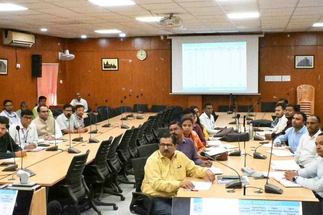 🏫 विद्यालयों में गुणवत्तापूर्ण शिक्षा एवं आधारभूत संरचना सुदृढ़ करने का निर्देश
शिक्षा विभाग के अपर मुख्य सचिव श्री सी० के० अनिल एवं डीएम श्री समीर सौरभ की उपस्थिति में विभागीय कार्यों की समीक्षा बैठक आयोजित की गई।
बैठक में सभी सरकारी विद्यालयों में 30 नवंबर तक कायाकल्प कार्य पूरा करने, अधूरे भवनों का निर्माण निर्धारित समय-सीमा में पूरा कराने तथा पौधरोपण एवं नशामुक्ति जागरूकता अभियान को गति देने का निर्देश दिया गया।
शिक्षा की गुणवत्ता में किसी भी स्तर पर लापरवाही नहीं बरतने पर जोर दिया गया।
#Gopalganj #Education #KayakalpYojana #SamratChoudhary #InformationAndPublicRelationsDepartment