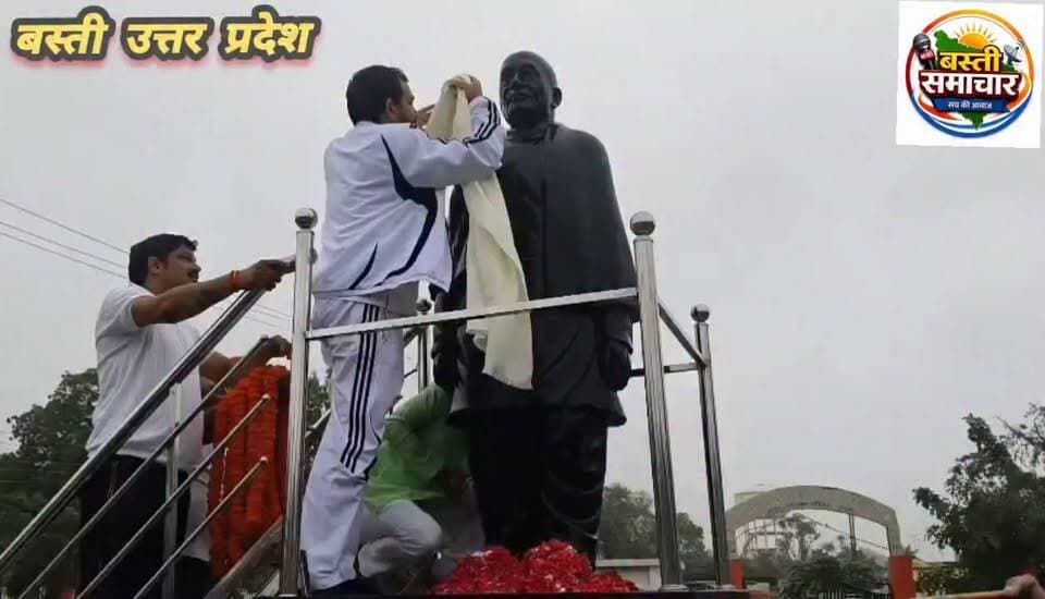 लौह पुरुष सरदार पटेल की जयंती पर मनीष मिश्रा ने किया प्रतिमा का दुग्धाभिषेक, माल्यार्पण कर दी श्रद्धांजलि
भारत की एकता और अखंडता के महानायक को किया नमन, ‘सरदार पटेल अमर रहें’ के नारों से गूंजा परिसर
बस्ती। देश की एकता, अखंडता और राष्ट्रीय एकीकरण के महानायक भारत रत्न लौह पुरुष सरदार वल्लभभाई पटेल की 151वीं जयंती के अवसर पर भाजपा प्रदेश कार्यसमिति सदस्य एवं वरिष्ठ समाजसेवी मनीष मिश्रा ने उनकी प्रतिमा का दुग्धाभिषेक कर माल्यार्पण किया। इस दौरान उन्होंने सरदार पटेल के चरणों में श्रद्धासुमन अर्पित करते हुए उन्हें नमन किया।
इस अवसर पर उपस्थित लोगों ने सरदार वल्लभभाई पटेल के व्यक्तित्व एवं कृतित्व को याद करते हुए राष्ट्र निर्माण में उनके अतुलनीय योगदान को नमन किया। कार्यक्रम के दौरान पूरा परिसर ‘लौह पुरुष सरदार वल्लभभाई पटेल अमर रहें’ के गगनभेदी नारों से गूंज उठा।
मनीष मिश्रा ने सरदार पटेल के आदर्शों को याद करते हुए कहा कि देश की एकता और अखंडता को मजबूत बनाए रखना ही लौह पुरुष के प्रति सच्ची श्रद्धांजलि होगी। उनके दृढ़ संकल्प, दूरदर्शिता और राष्ट्र के प्रति समर्पण से प्रत्येक देशवासी को प्रेरणा लेनी चाहिए।
इस अवसर पर ओम जी पांडेय, संजय मिश्रा, जीडी मिश्रा, अमित चौबे, अंजनी पाठक, विमल पांडेय, संध्या दीक्षित, राकेश राजभर, अमित कुमार शर्मा सहित तमाम लोग मौजूद रहे।